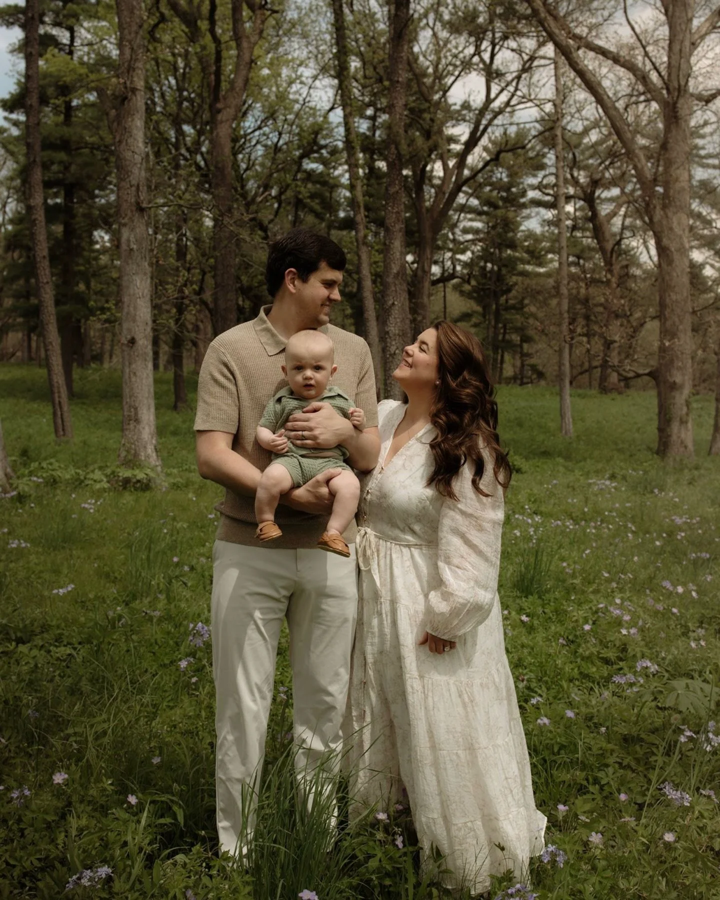 A stunning, whimsical family session 🌿🍯

#wheatonfamilyphotographer #familyphotography #6monthphotoshoot #mortonarboretum
