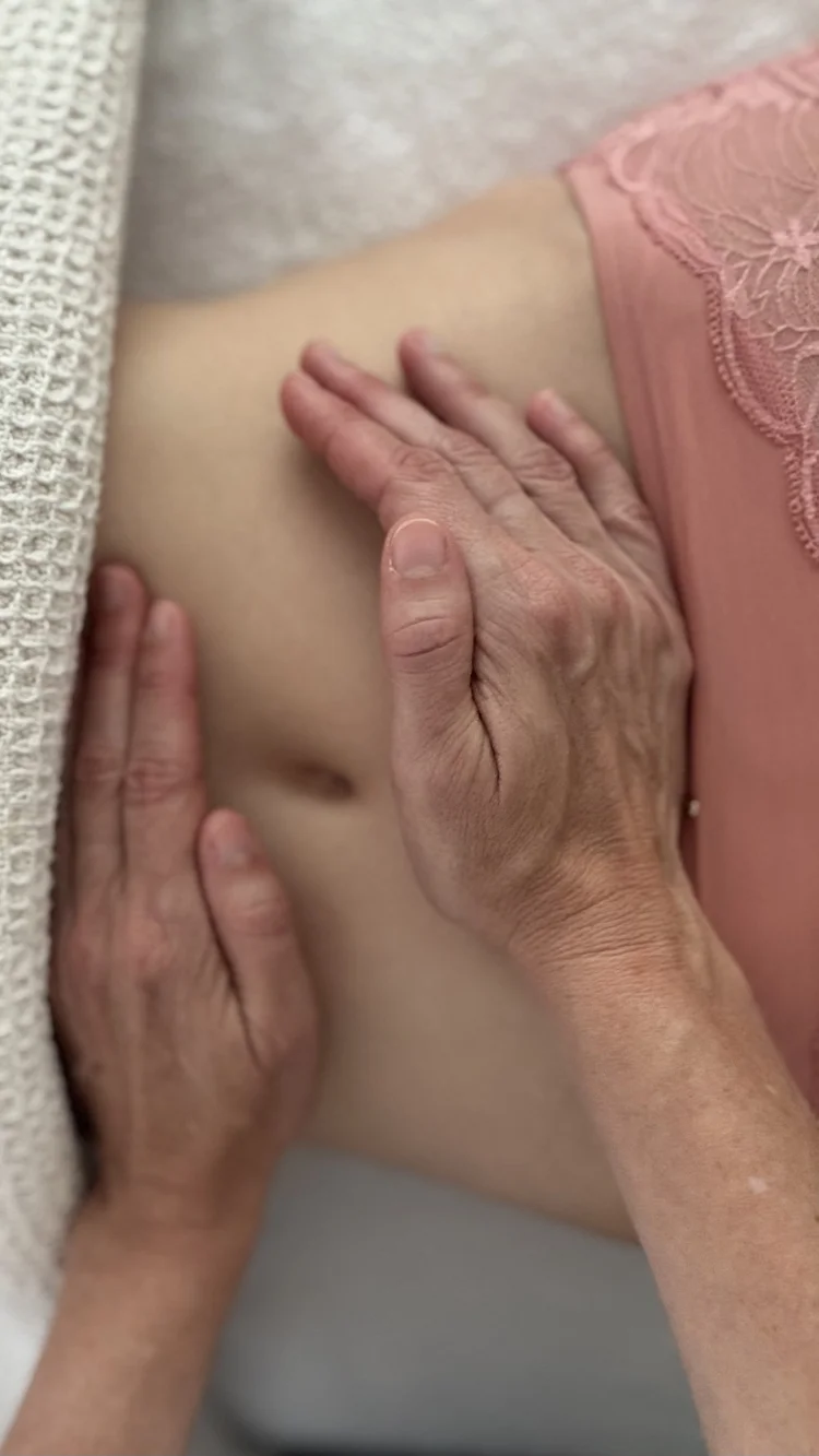 RECONNEXION Détox et Vitalité à Biarritz — massage du ventre, mains sur l'abdomen