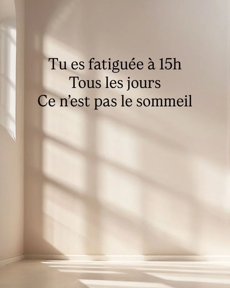 Tu es fatigu&eacute;e &agrave; 15h. Tous les jours. M&ecirc;me repos&eacute;e, m&ecirc;me bien nourrie.
Ce n&rsquo;est pas le manque de sommeil. Ce n&rsquo;est pas l&rsquo;&acirc;ge. 
C&rsquo;est un axe cortisol-surr&eacute;nalien en surcharge chroni