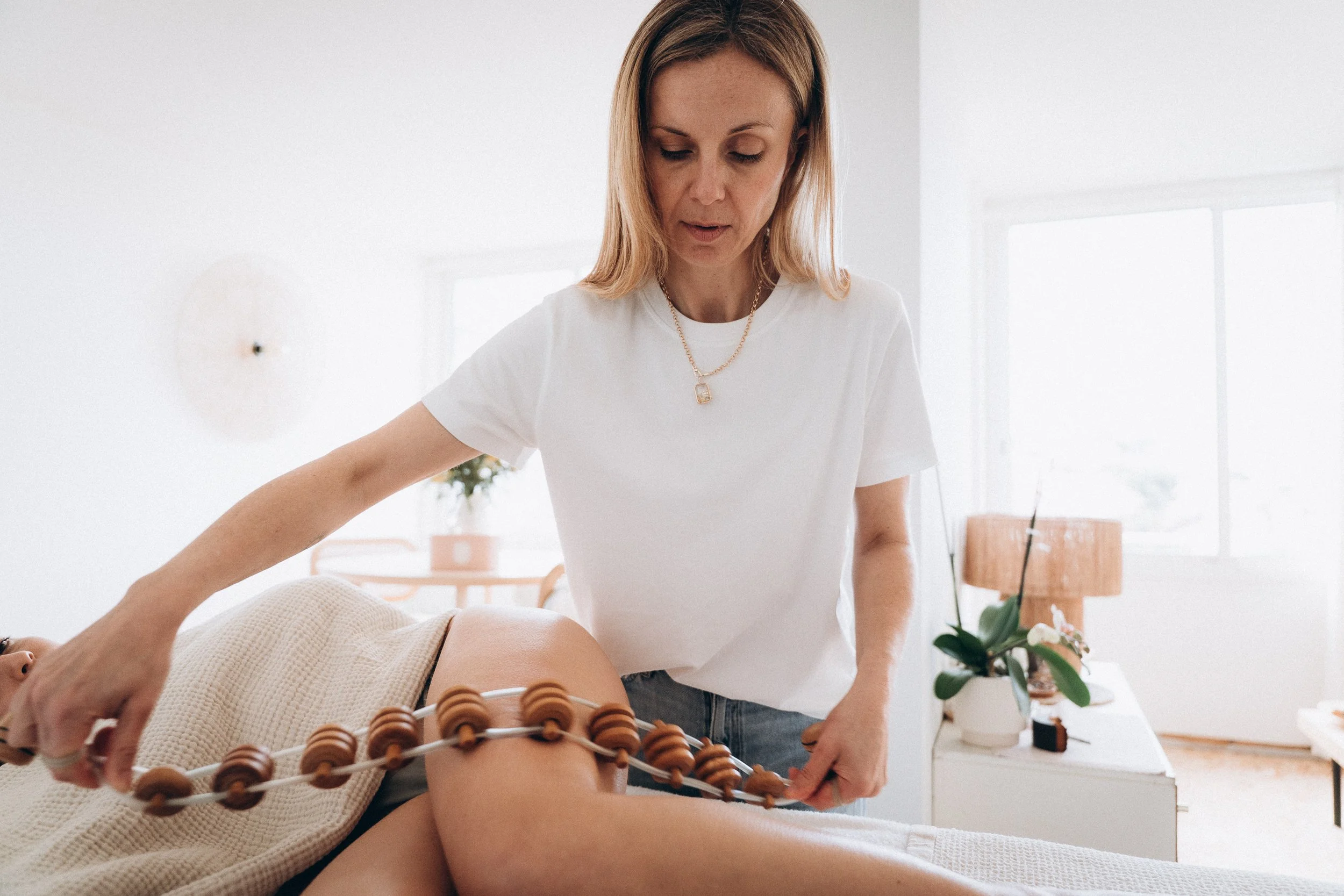 Rétention d'eau et jambes lourdes en été : les solutions naturelles que peu de femmes connaissent