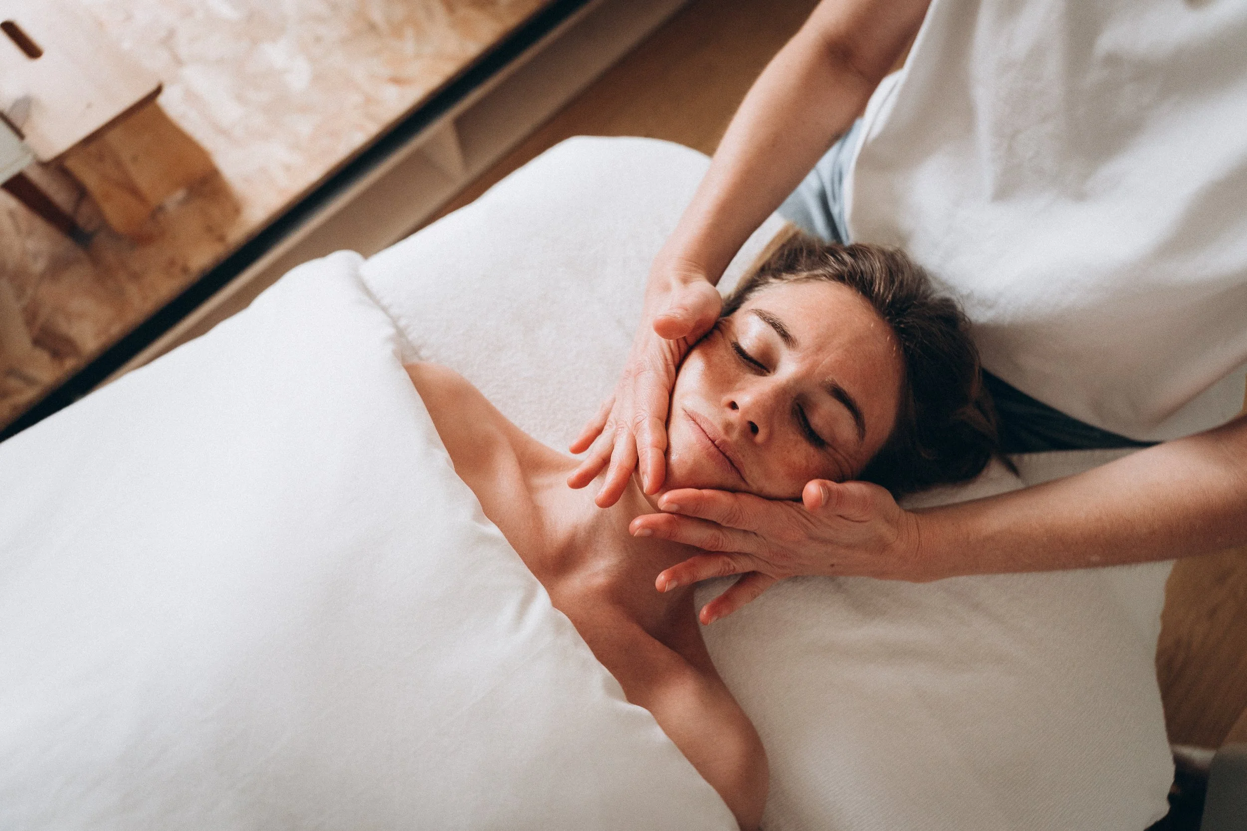 Botox vs Kobido &amp; Sculptural Face Lifting à Biarritz : pourquoi de plus en plus de femmes choisissent la voie manuelle