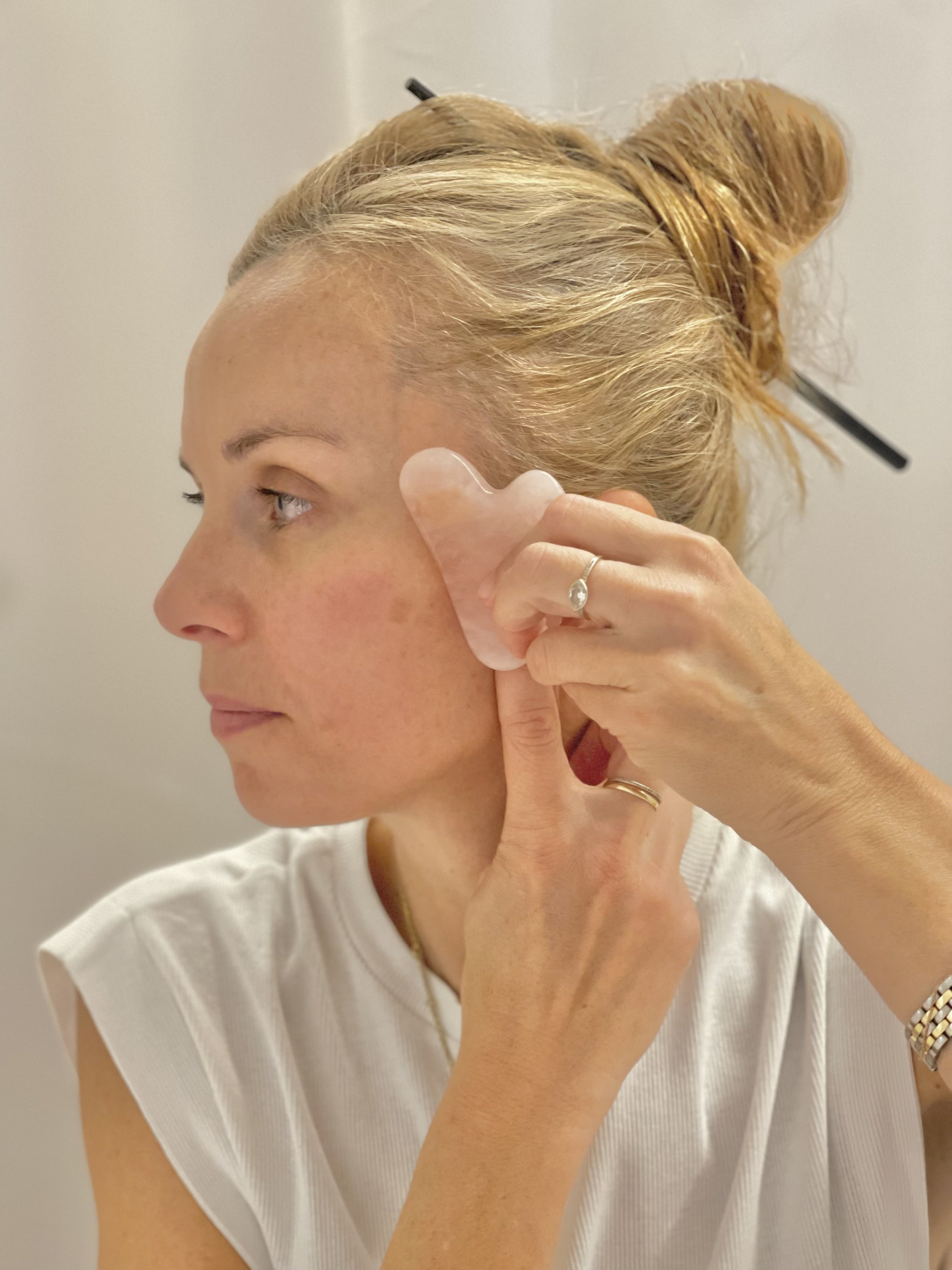 3 gestes d'auto-massage du visage à faire en 4 minutes pour réveiller l'éclat