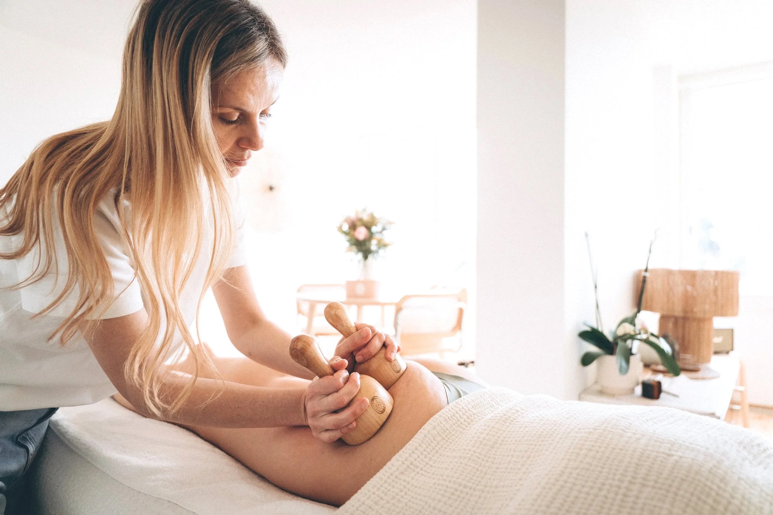 Maderothérapie corps à Biarritz — Massage drainant avec outils en bois pour sculpter la silhouette et réduire la cellulite.