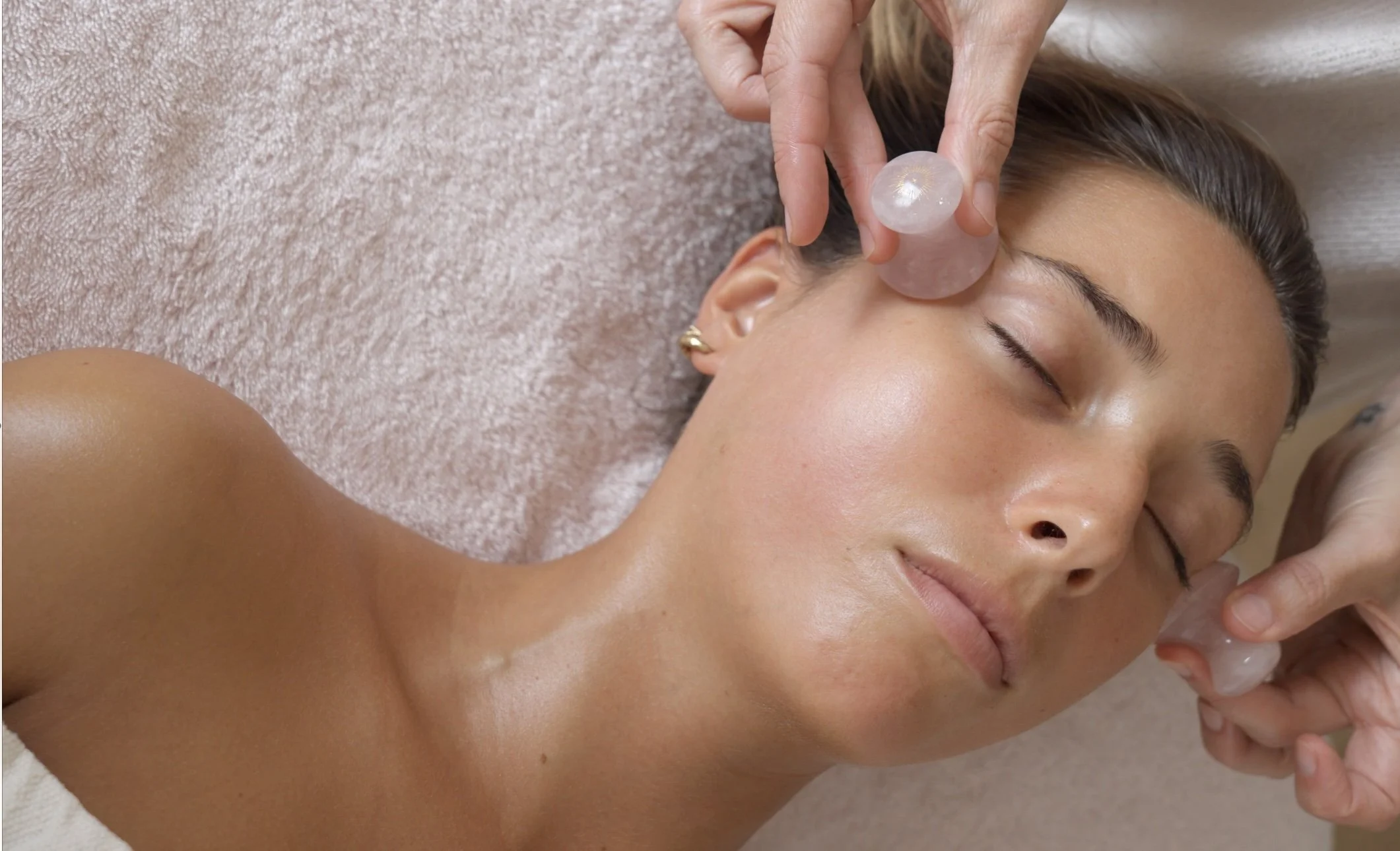 Massage facial drainant et sculptant au quartz rose – Soin éclat chez ASM Holistic Biarritz