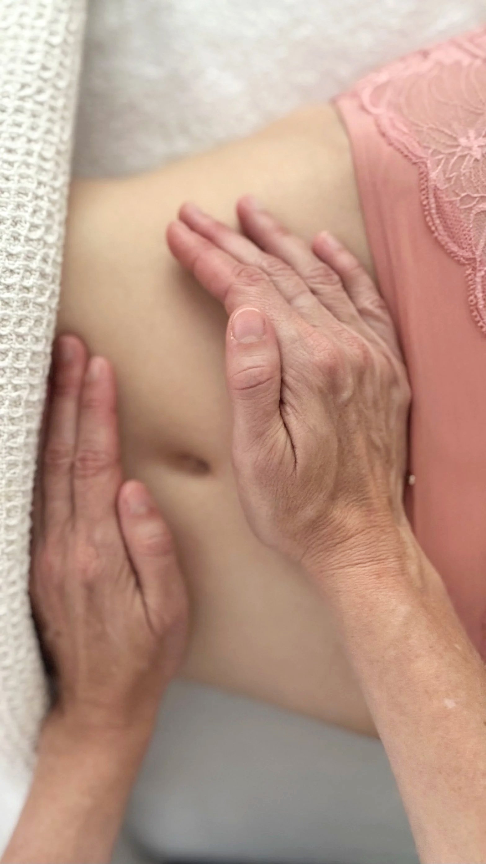 Massage du ventre Chi Nei Tsang — Soin viscéral pour libérer les émotions et améliorer la digestion à Biarritz.