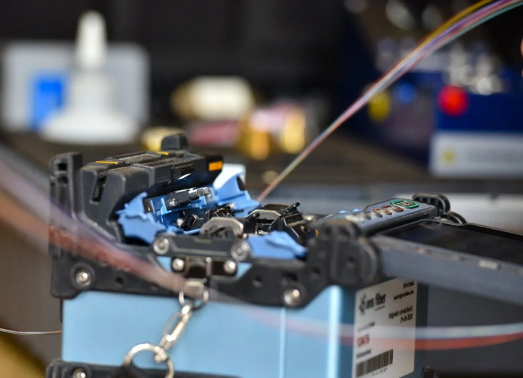 Nahaufnahme eines Mitarbeiters bei den Spleißarbeiten