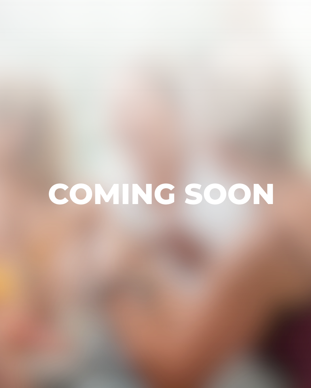 Bildet viser en blender med frukt og grønnsaker, klar til å lage smoothie. Teksten 'COMING SOON' er skrevet i midten.