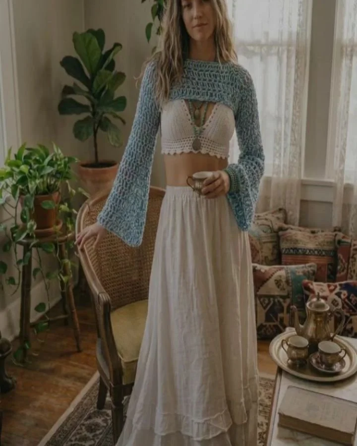 El Solstice Bell Shrug es la pieza que no sab&iacute;as que necesitabas. 

Desde un look boho chic para un festival hasta una tarde relajada frente al lago, este dise&ntilde;o acampanado y fluido se adapta a todo.

​Su tejido calado hecho a mano en a