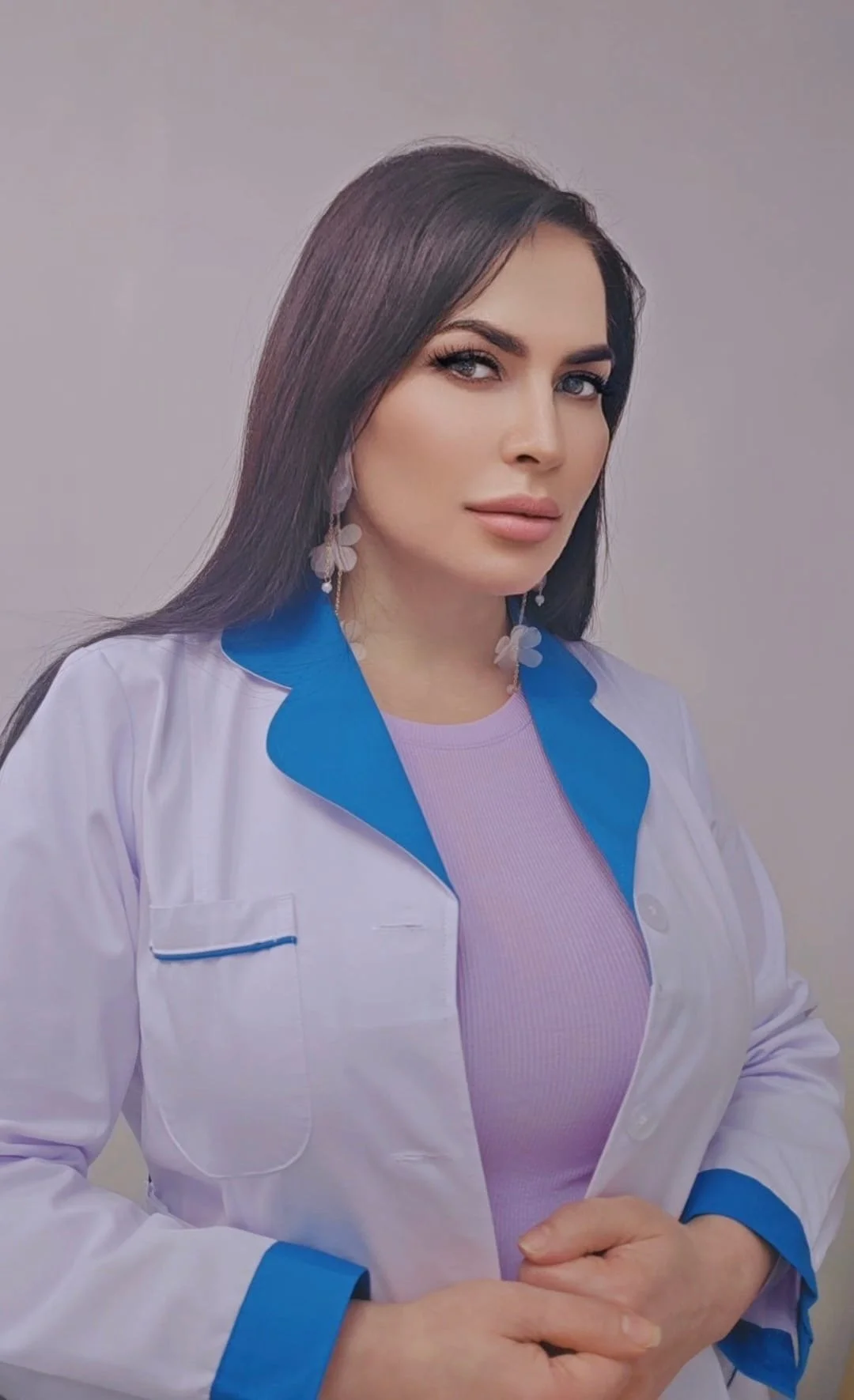 Silhouette of a person with shoulder-length hair inside a circle