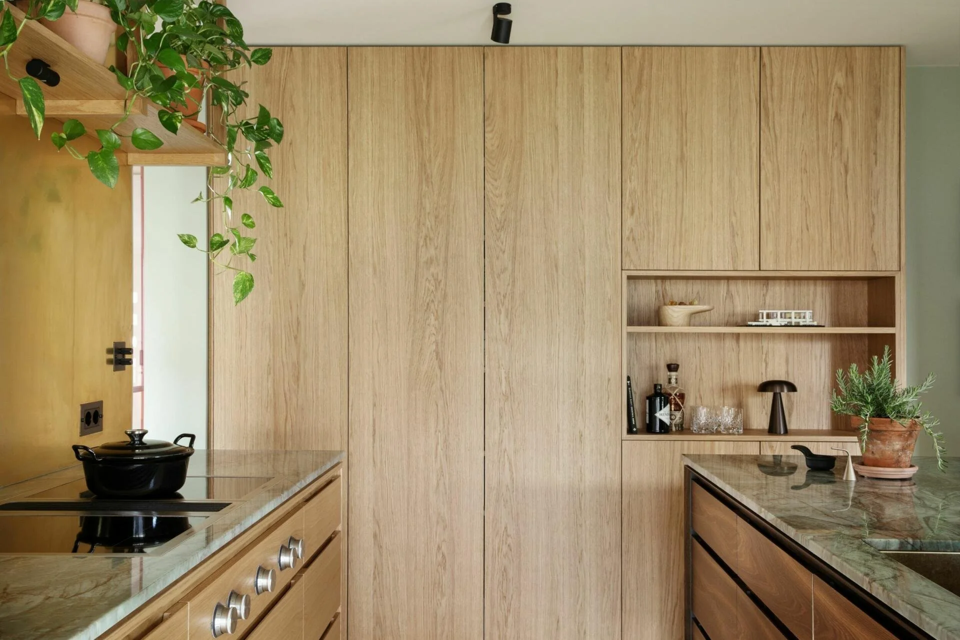 Nydelig spesialbygd kjøkken fra Hamran Snekkerverksted. Steketopper fra Gaggenau.