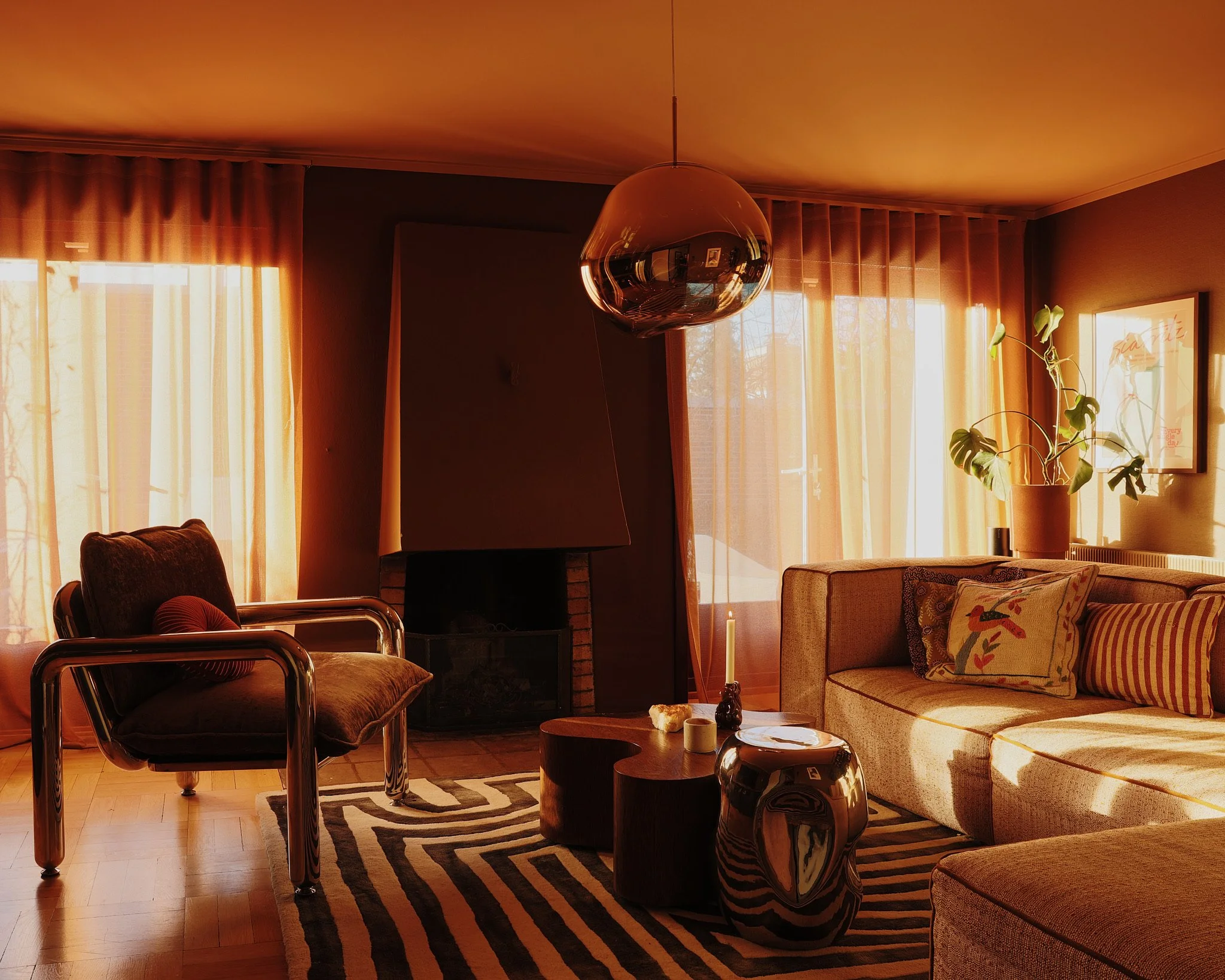 Modernistisk eleganse med Tom Dixon og Dusty Deco
I denne stuen har vi kuratert en perfekt balanse mellom arkitekt Arne Korsmos funksjonalistiske arv og samtidige designklassikere. Den ikoniske lampen fra Tom Dixon skaper et skulpturelt statement, me