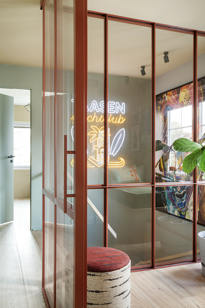 lassbygd kontor fra Kampen Mekaniske verksted i New York-stil. Farger fra Jotun og snekkerbygd seng og skap.