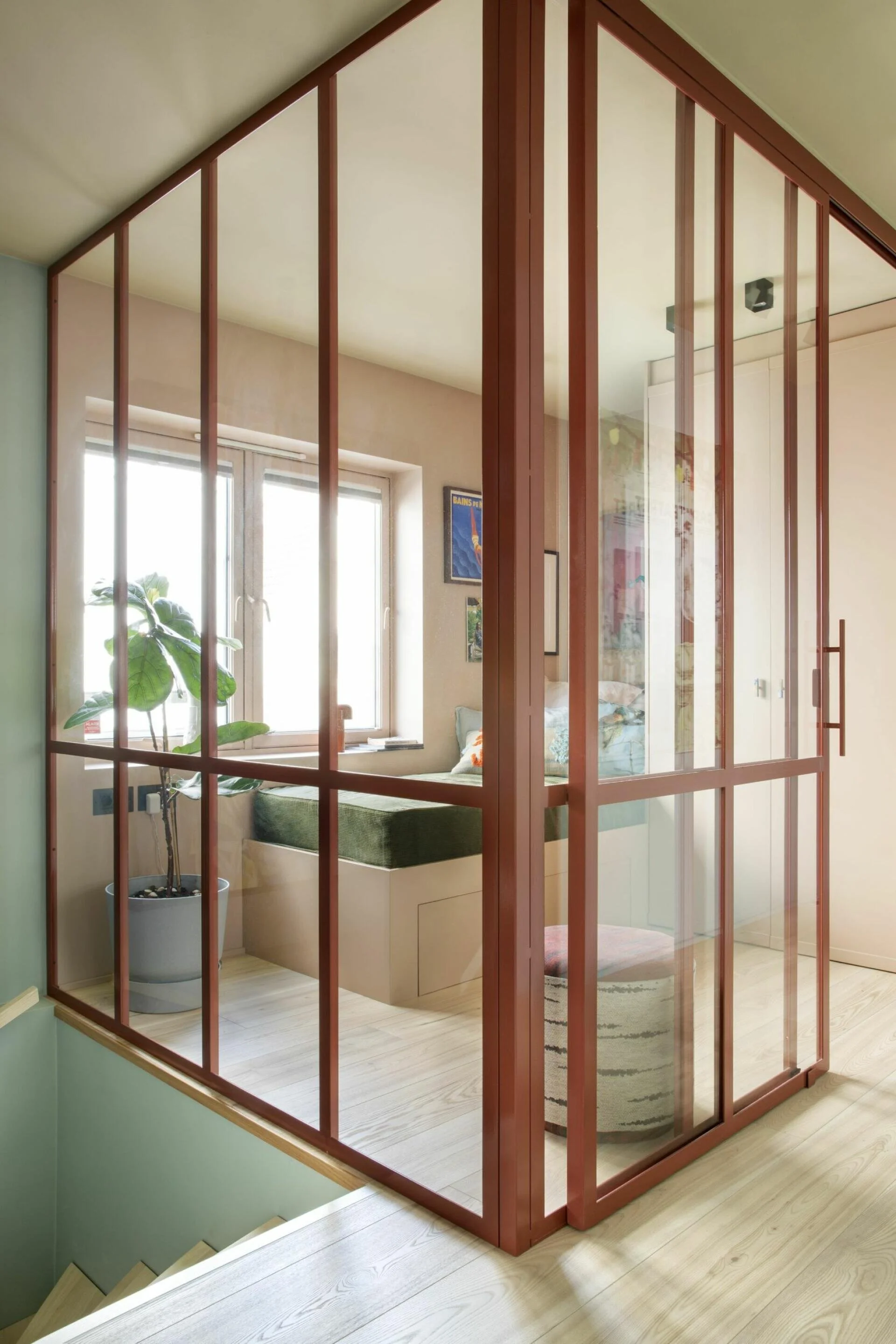 Glassbygd kontor fra Kampen Mekaniske verksted i New York-stil. Farger fra Jotun og snekkerbygd seng og skap.