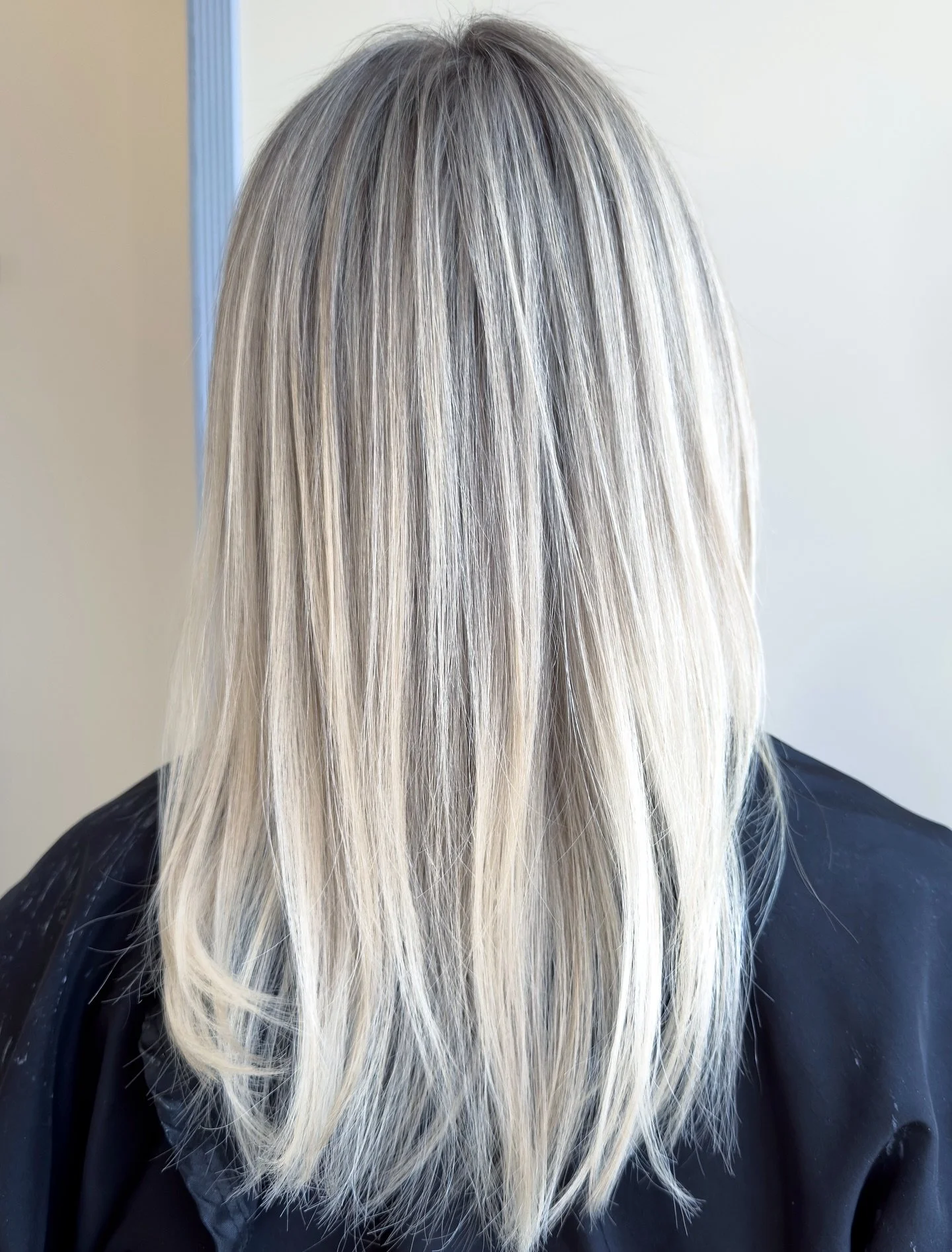My signature blonde 👩&zwj;🦳

Swipe to see the before

#blondespecialistwisconsin #minnesotahairstylist #blondetransformation #hudsonwisconsin #wisconsinhairstylist