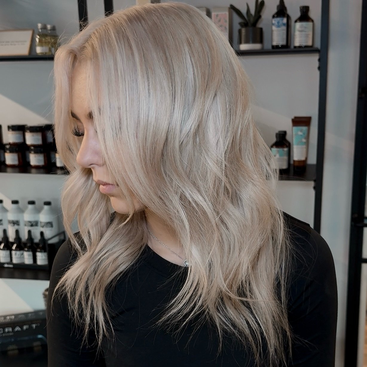 Little bleach and tone for your feed 💙

#blondespecialist #wisconsinhairstylist #minnesotahairstylist #stillwatermn #lakelmomn