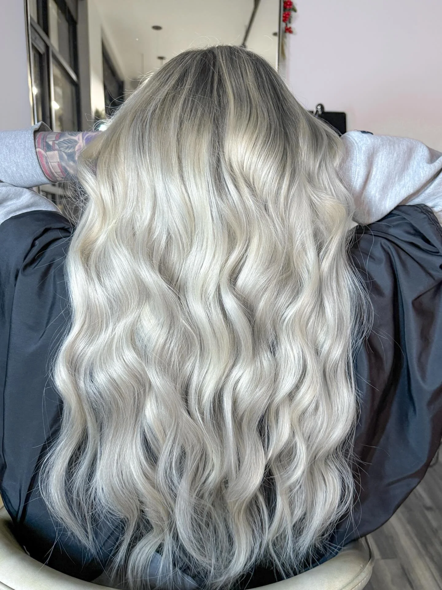 Swipe for the before! 
This is your sign to ask Santa for @strandsofhumanity hair extensions for Christmas 🎅🎄 

Shoutout @colorwowhair for creating the smoothest, sleekest canvas for my extension girlies