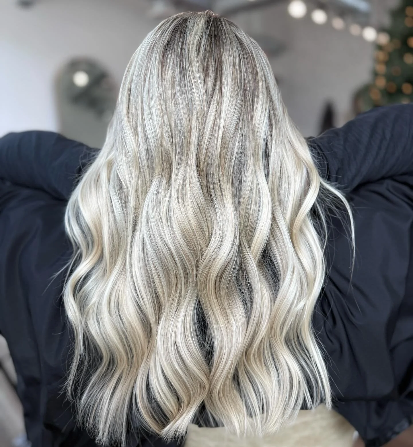 The color you can achieve with just a partial foil 💗 

Reminder that holiday appointments are almost full!!! 

https://blondes-by-brittney.square.site

#blondes #hairstylist #minnesotahairstylist #wisconsinhairstylist #blondespecialistmelbourne