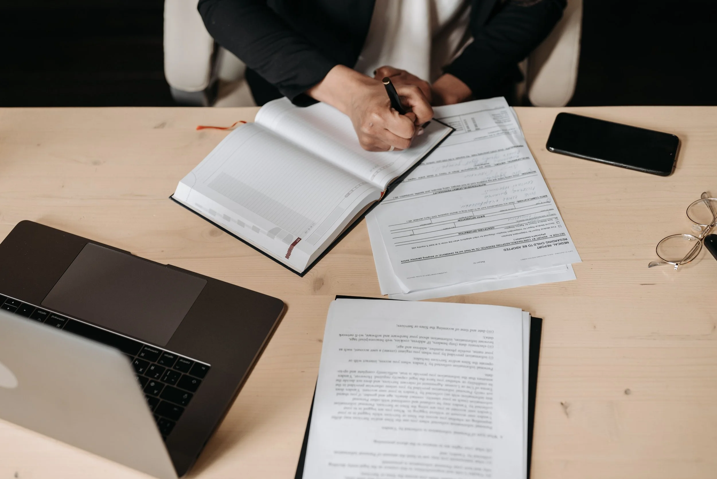 Professional selecting relevant EcoVadis supporting documents and avoiding an artificial evidence package.