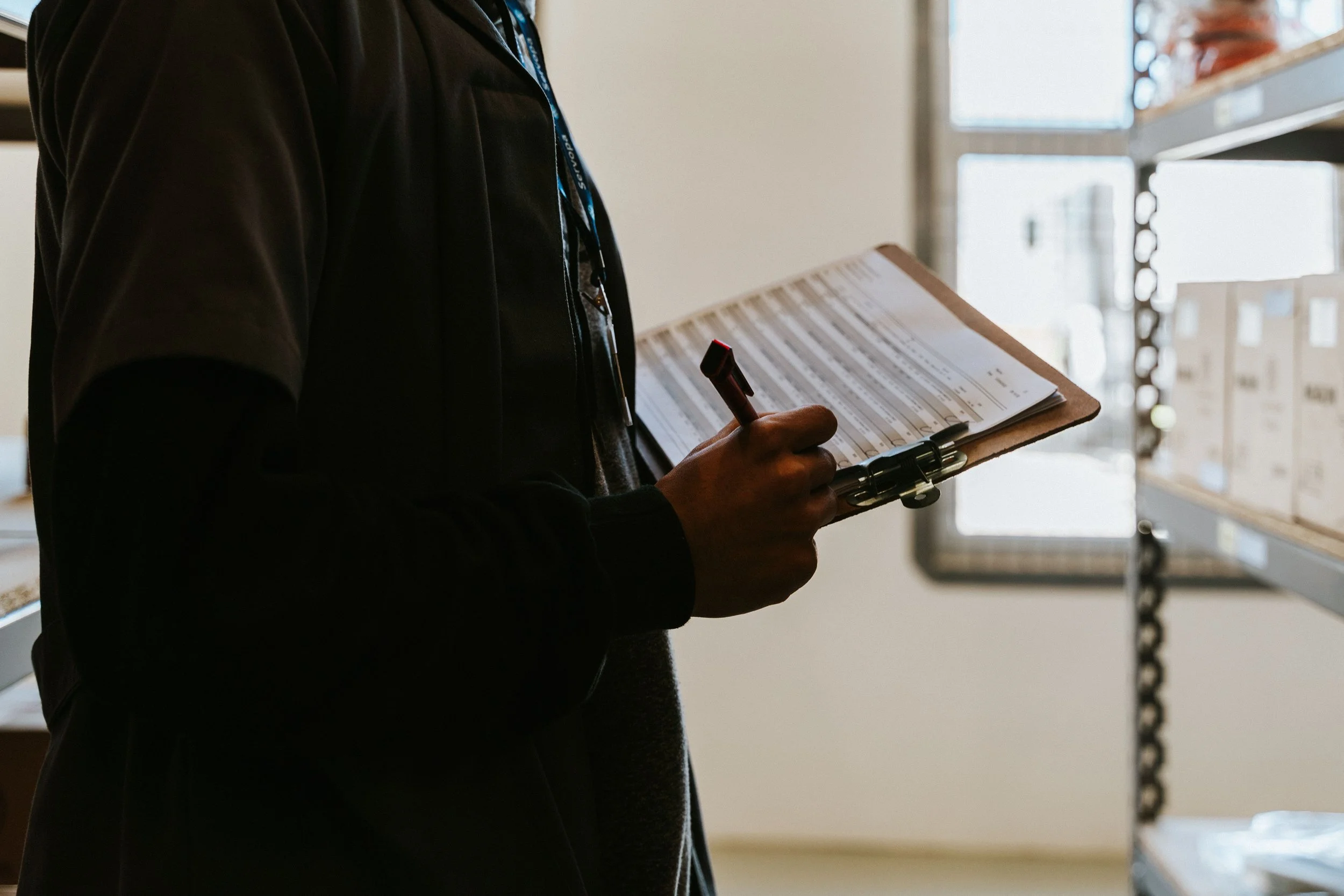 Prüfung von Unterlagen während eines Lieferantenaudits zur Vorbereitung auf Kundenanforderungen und Nachhaltigkeitsbewertungen.