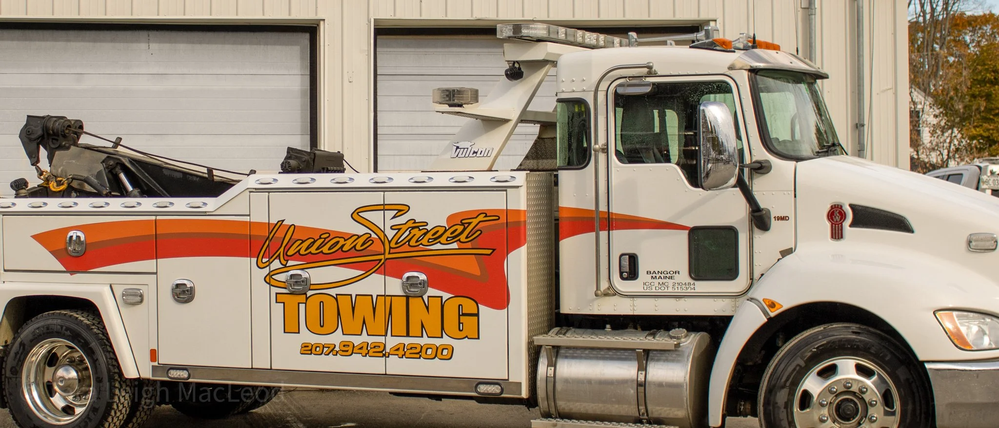 Oranssi carpenter using bench saw