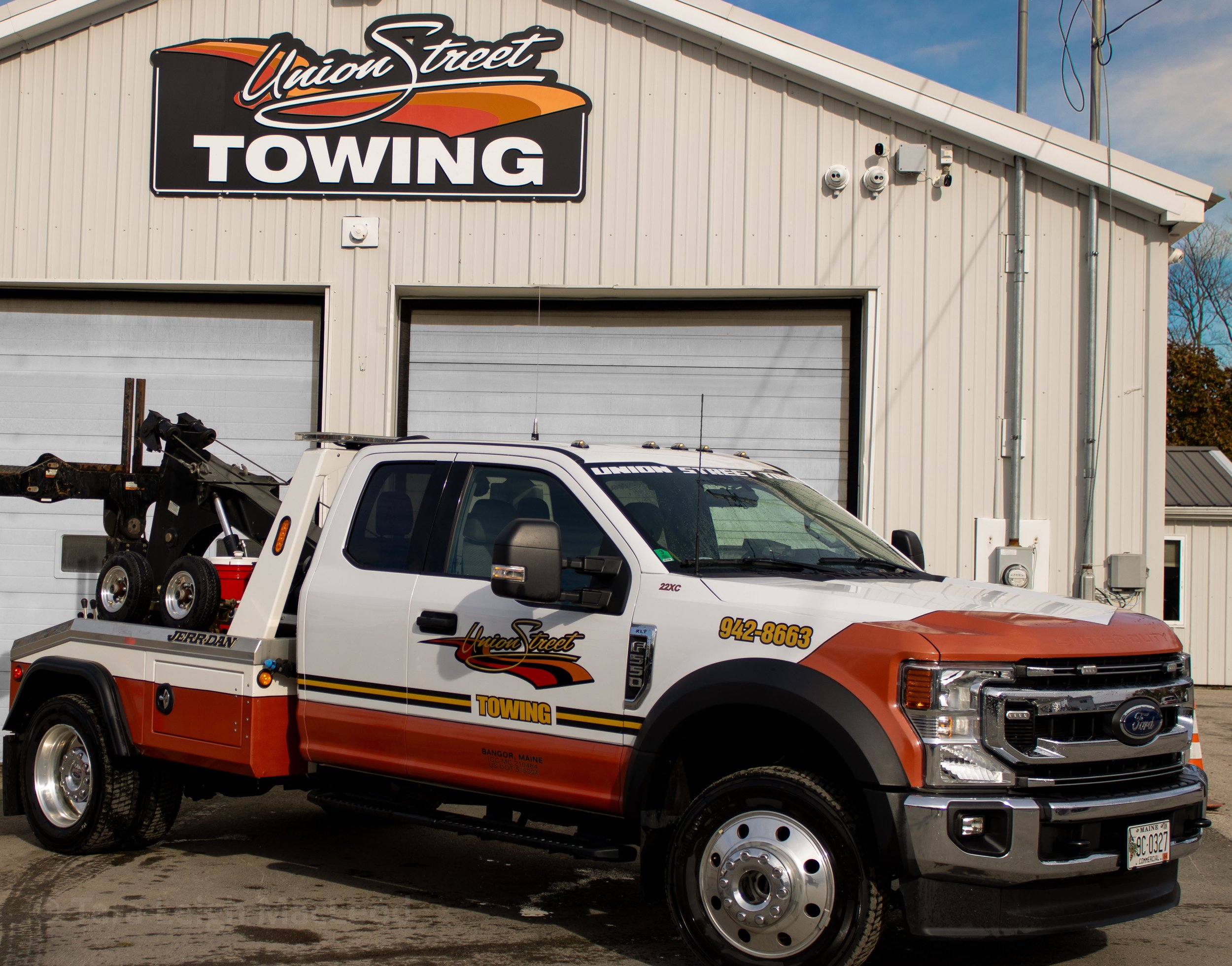 Oranssi technician working on a roof project