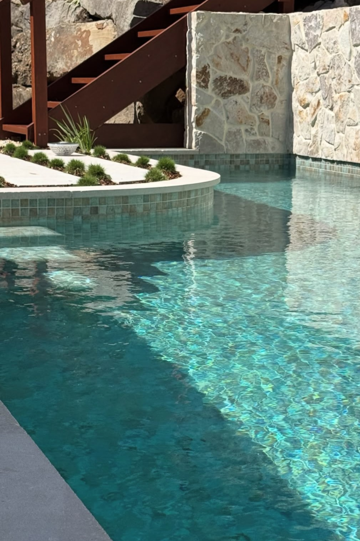 Curved courtyard pavers with integrated grasses