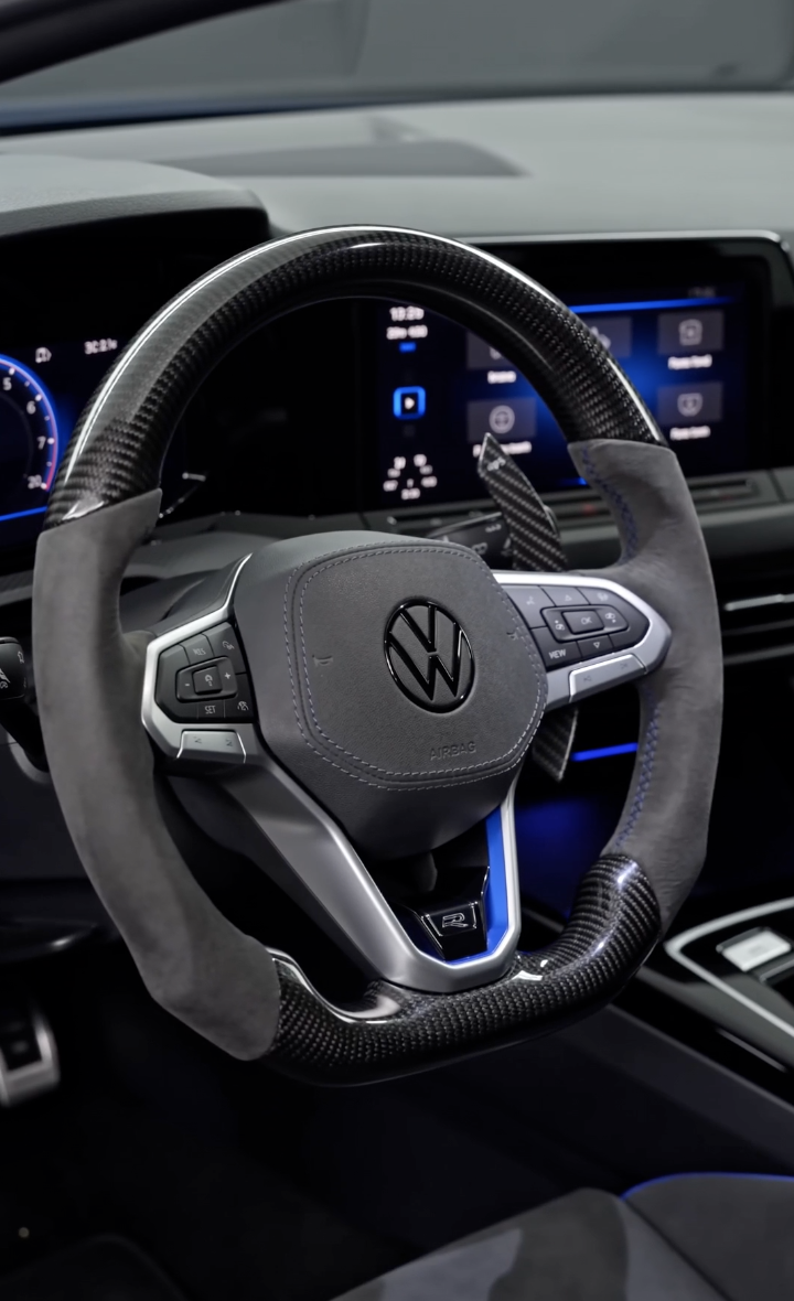 Volkswagen Golf MK8 STEERING WHEEL R PIC.png