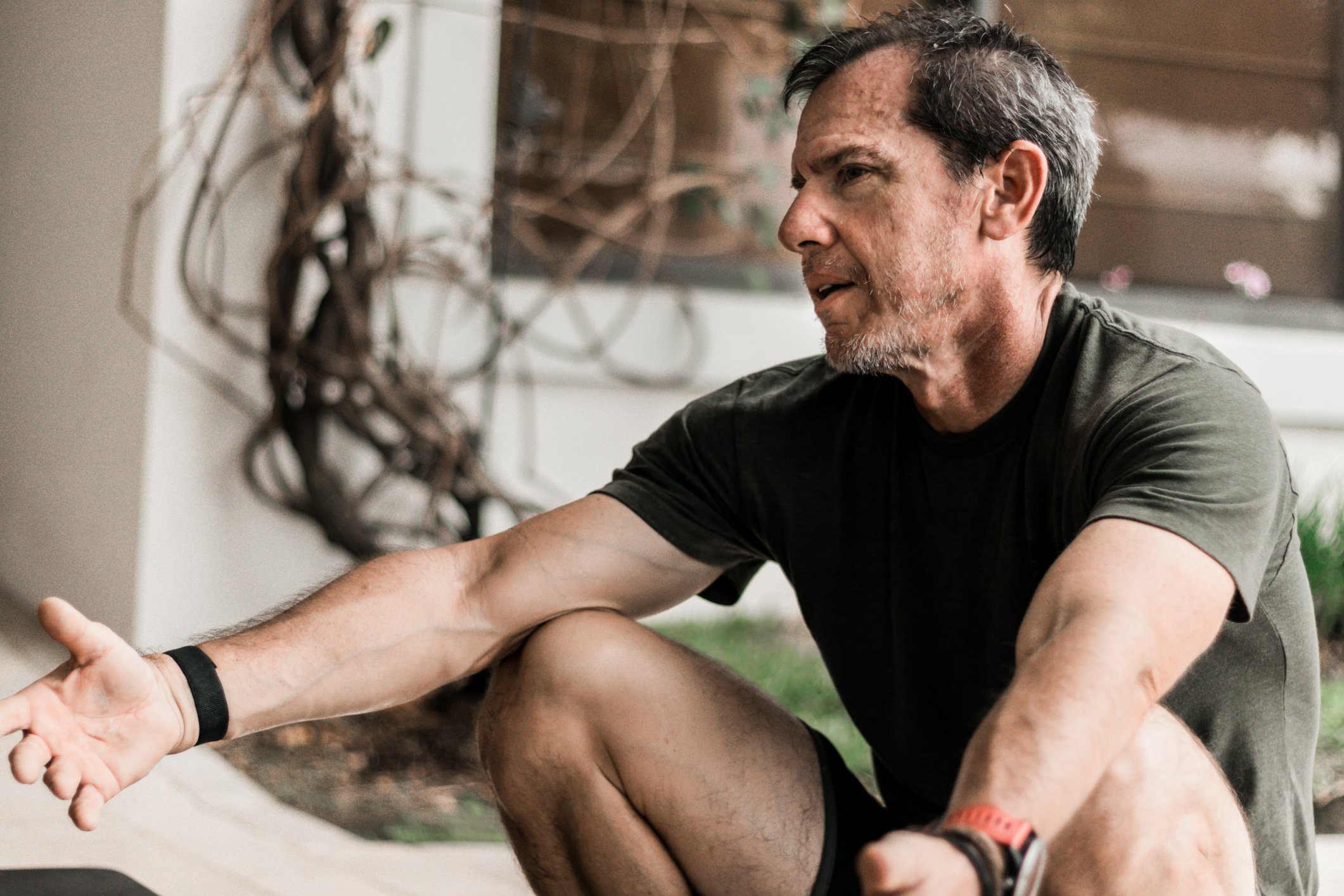 Hombre haciendo ejercicio en un gimnasio