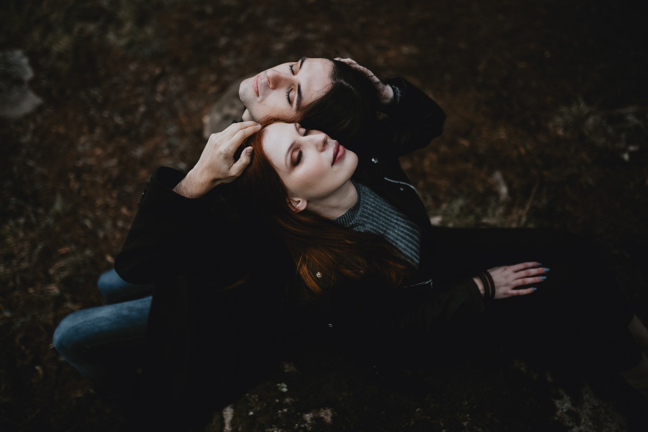 Engagement photography in Sintra, couple embracing in natural forest setting.