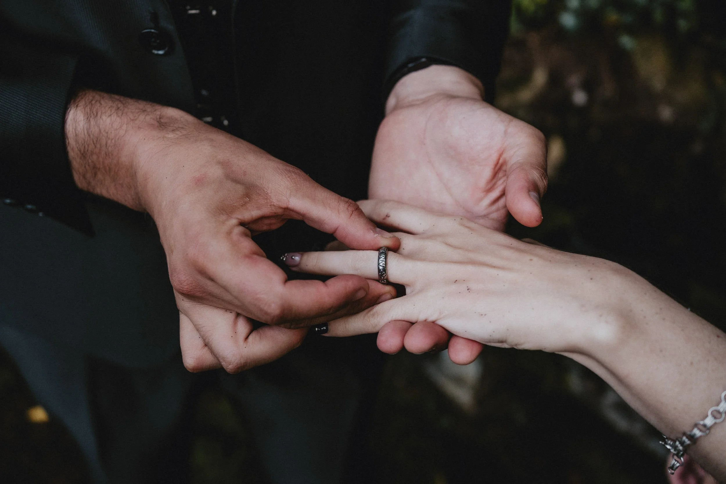 Exchange of the rings during Portuguese elopement