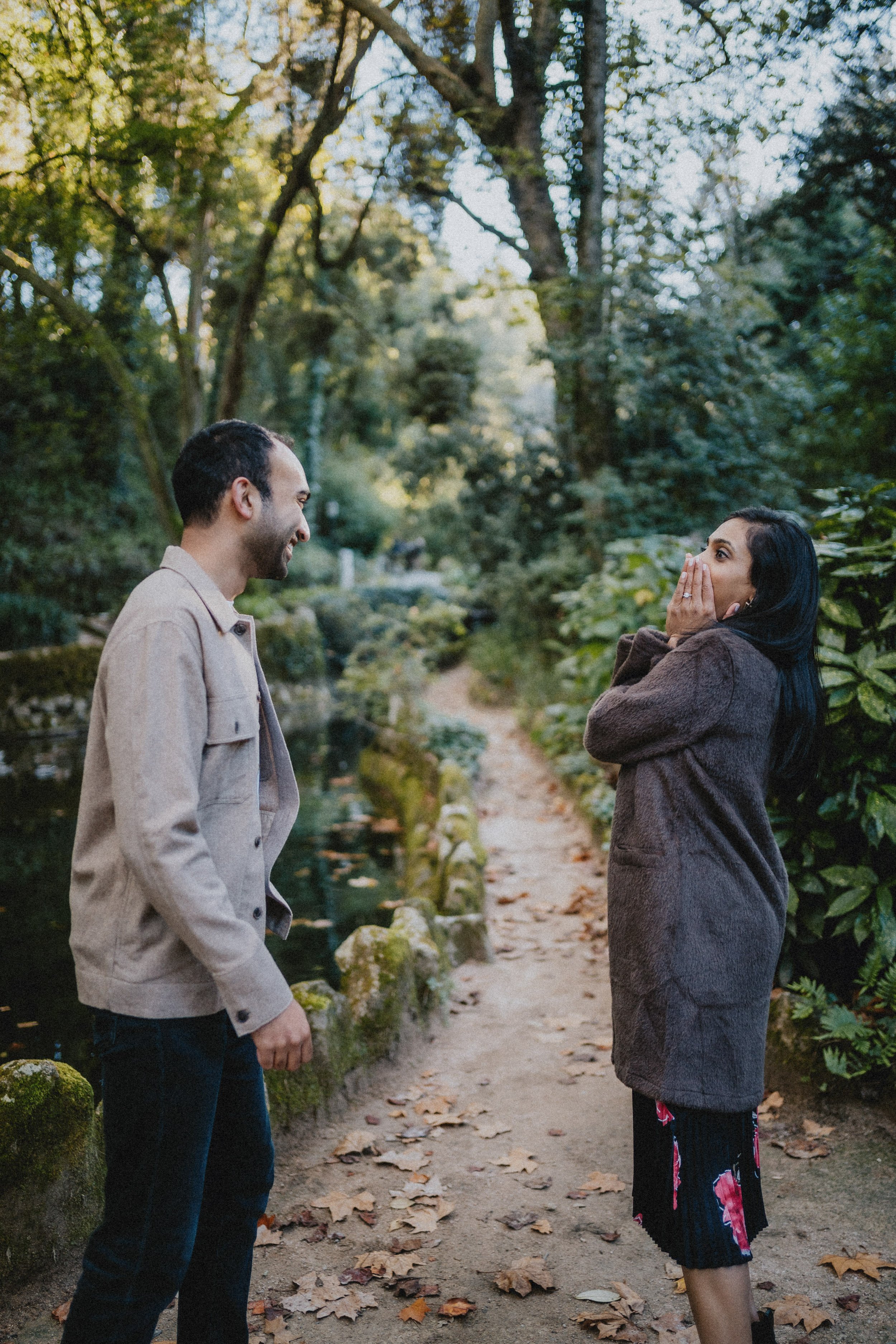 Engagement photography in Sintra forest, couple doing a wedding proposal.