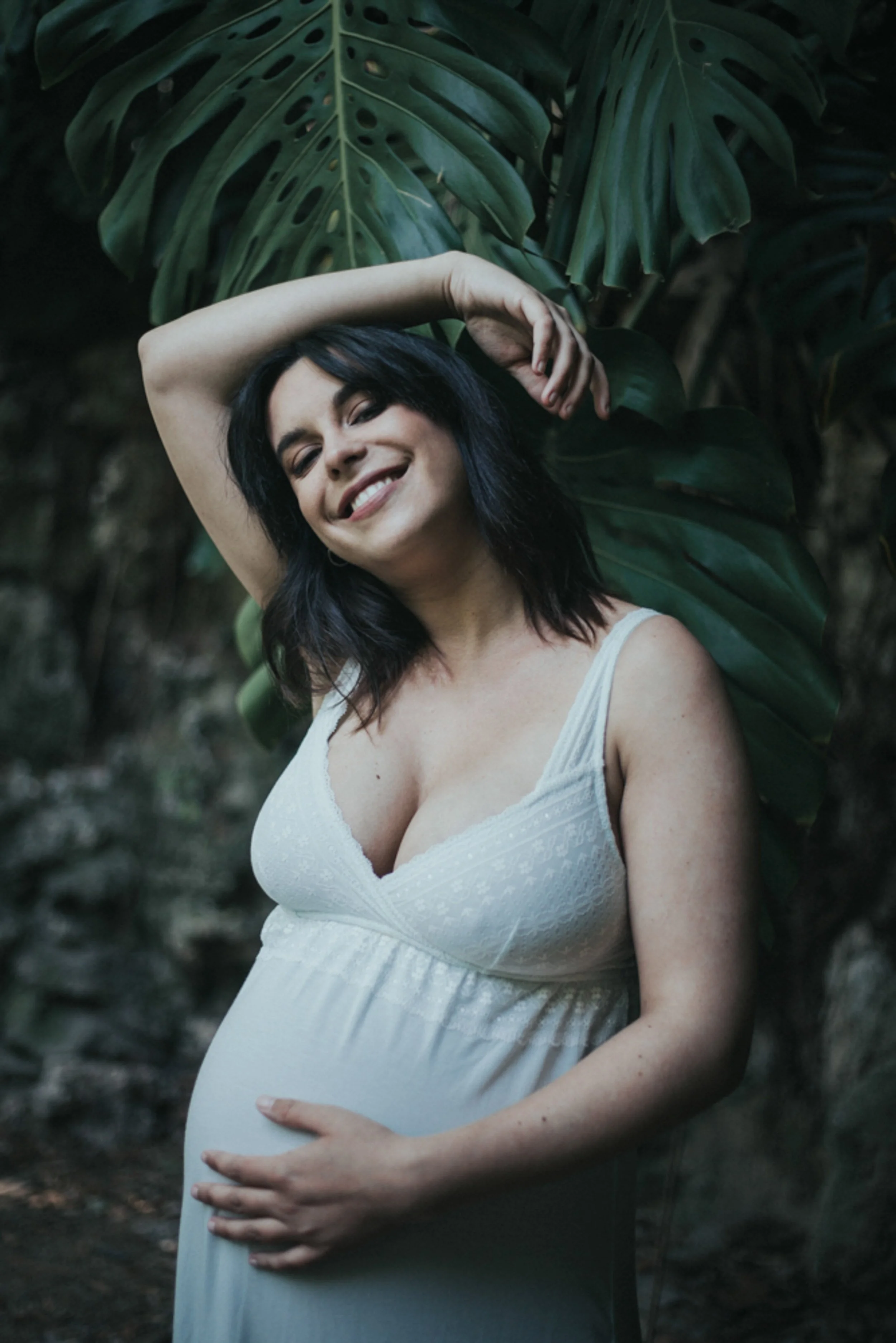 Lifestyle pregnancy photoshoot in the garden in Lisbon