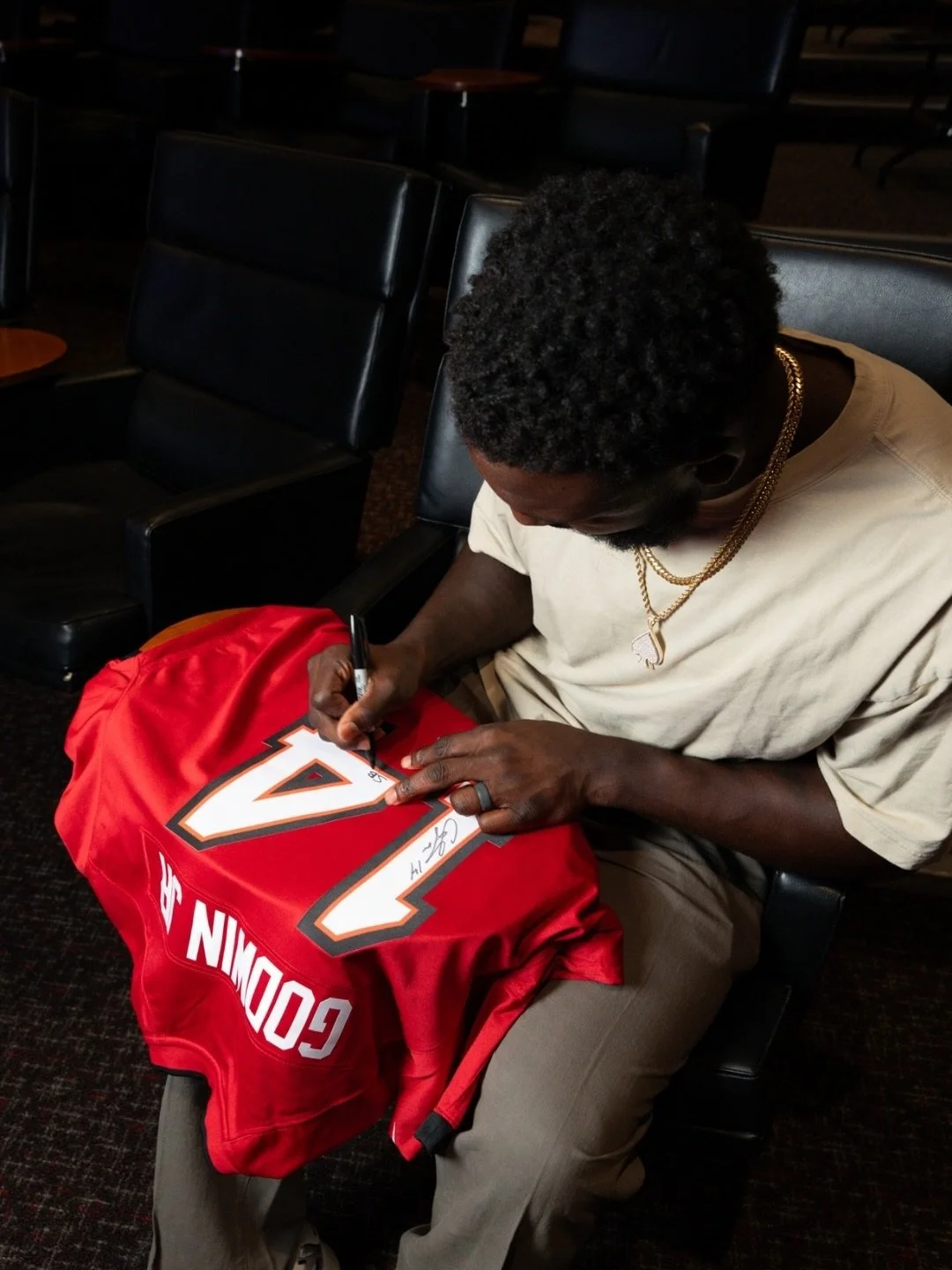 GIVEAWAY ALERT 🚨 This is your chance to win a signed jersey from Chris Godwin and support our community. 🏈🔥

How to Enter: 1. Follow @teamgodwinfoundation  2. Like this post  3. Tag 2 friends in the comments

Enter now for your chance to win! 🏆

