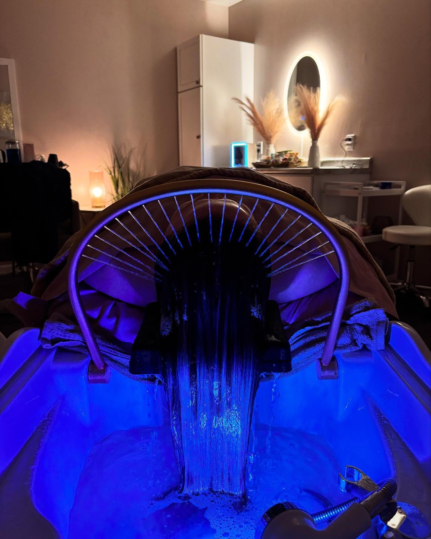 Phototherapy device emitting blue light, with water flowing over the lamp in a living room setting.