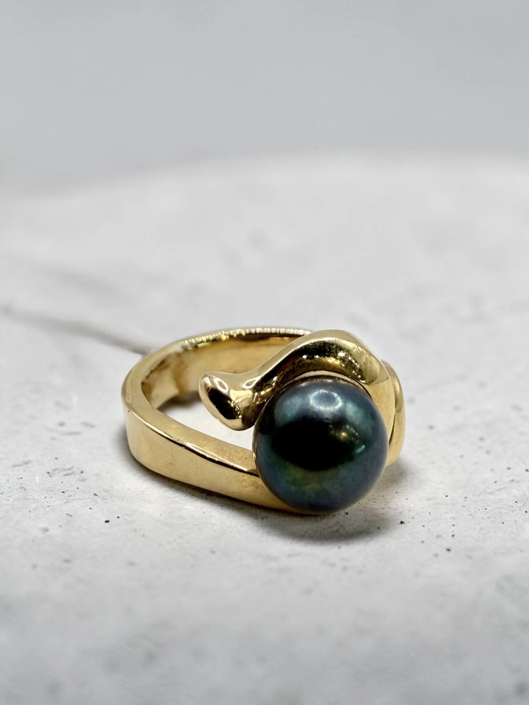14K Yellow Gold Black Pearl Ring
