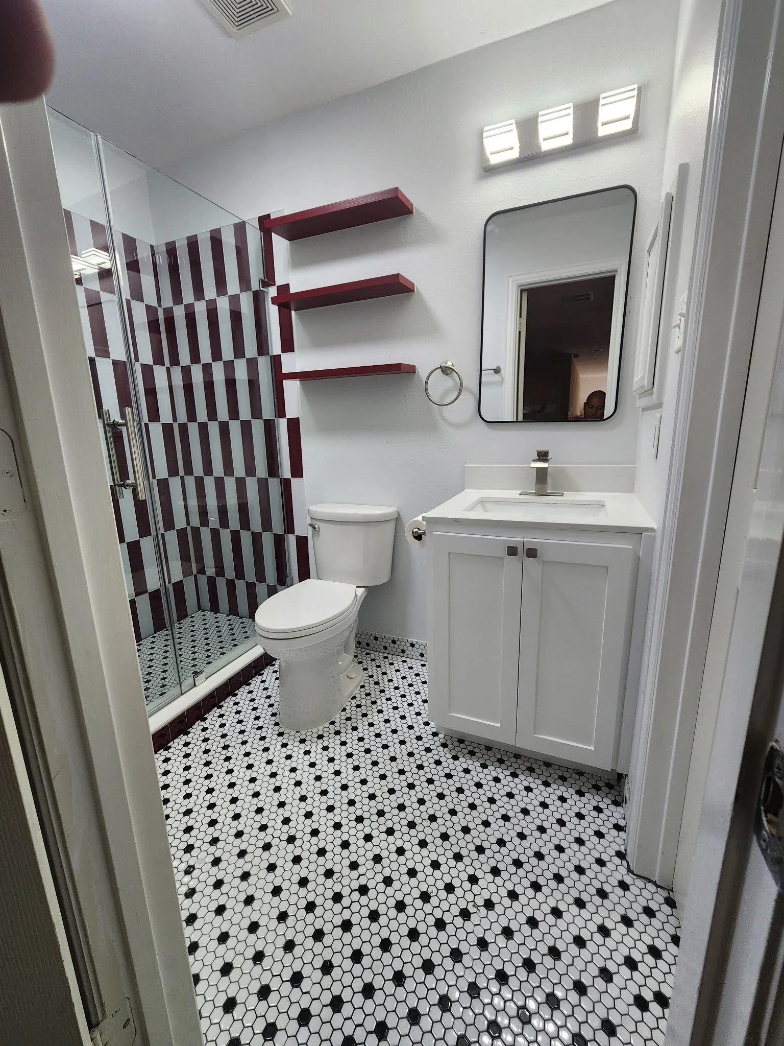 Contrasting colors bring the wow in this bathroom.