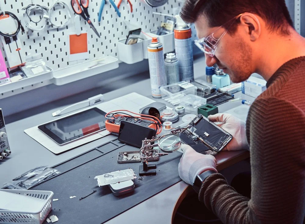 Técnico evaluando y diagnosticando un celular