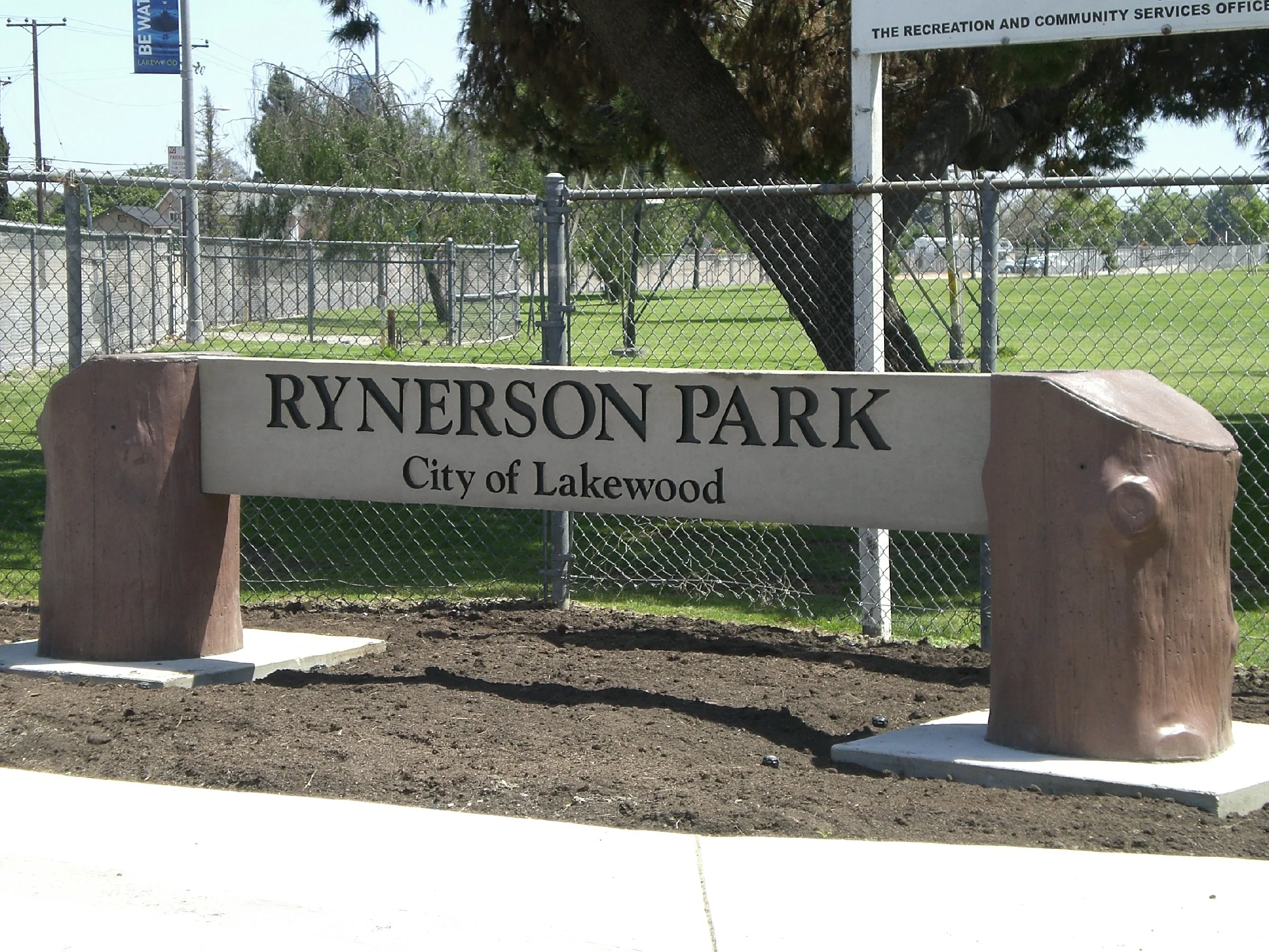 #700SP - Woodgrain Sign, Stump Pedestals