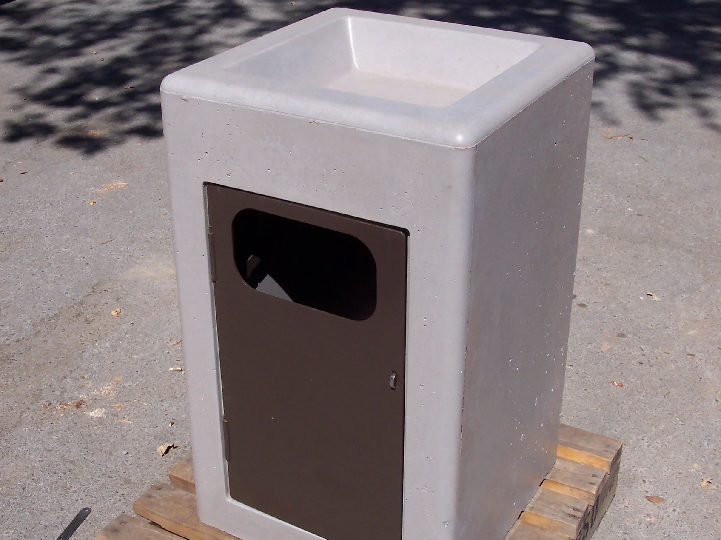 #505/#600 - Ashtrays, Ash/Trash Receptacles
