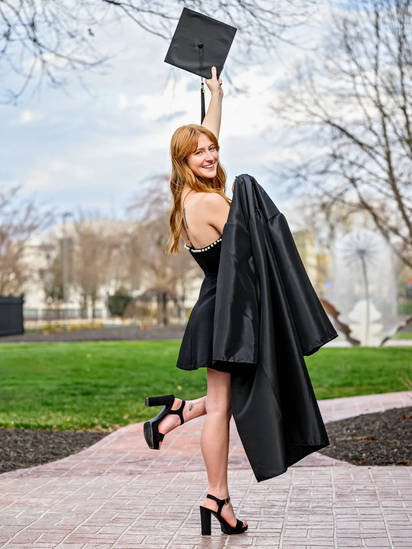 Second grad session of the season and we&rsquo;re officially in full swing 🎓
We moved Brooke&rsquo;s session from Wednesday to Monday to avoid the rain, and it turned into the most beautiful evening, breezy, perfect temps, and even a little sunshine