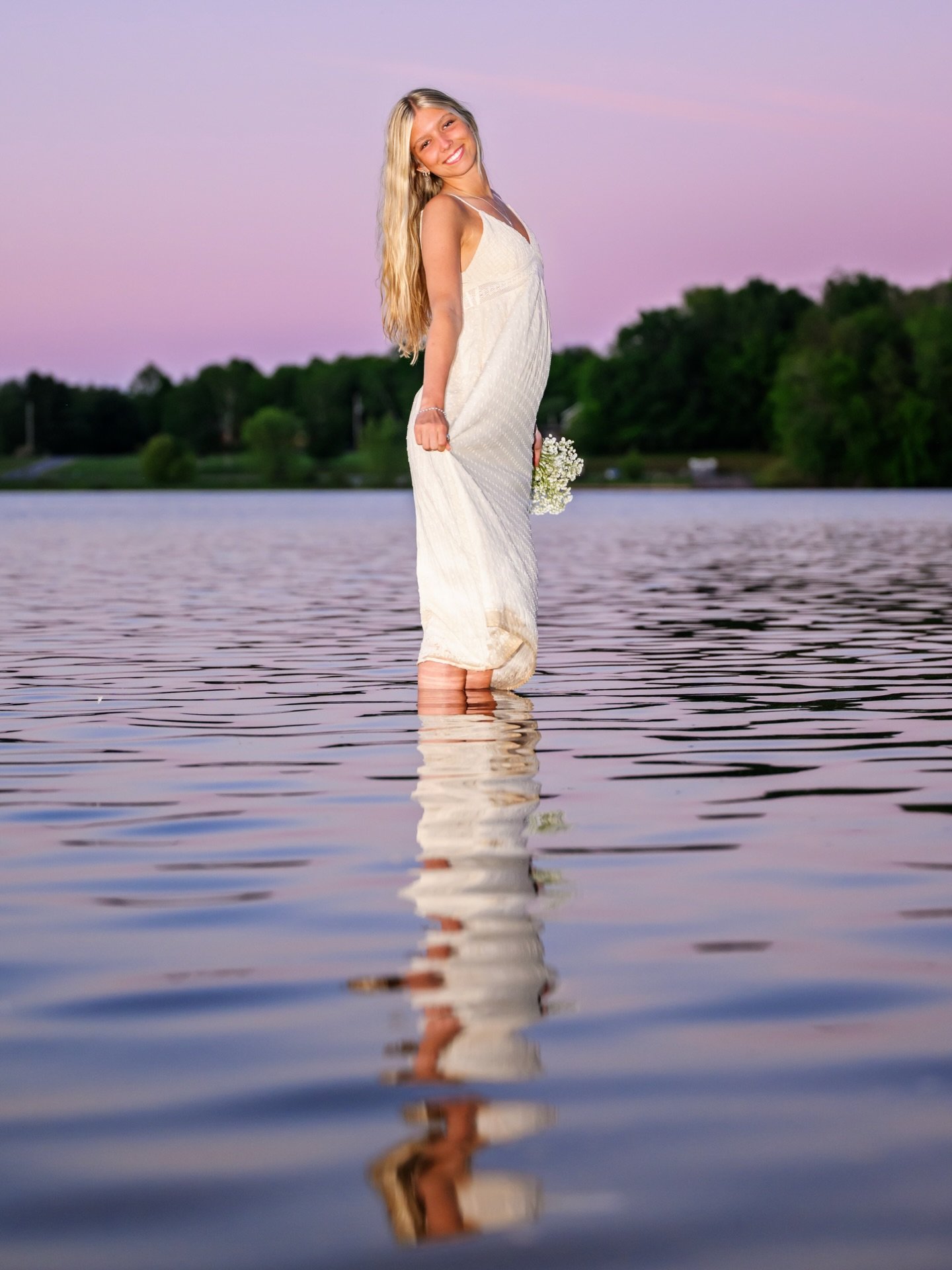 𝗖𝗼𝘁𝘁𝗼𝗻 𝗰𝗮𝗻𝗱𝘆 𝘀𝗸𝗶𝗲𝘀 𝗮𝗻𝗱 𝘀𝗲𝗻𝗶𝗼𝗿 𝗴𝗼𝗼𝗱𝗯𝘆𝗲𝘀. ✨
We waited for the sun to set, and it was worth every second. The evening ended with the dreamiest cotton candy skies, calm water, and the perfect way to close out Alyssa&rsquo