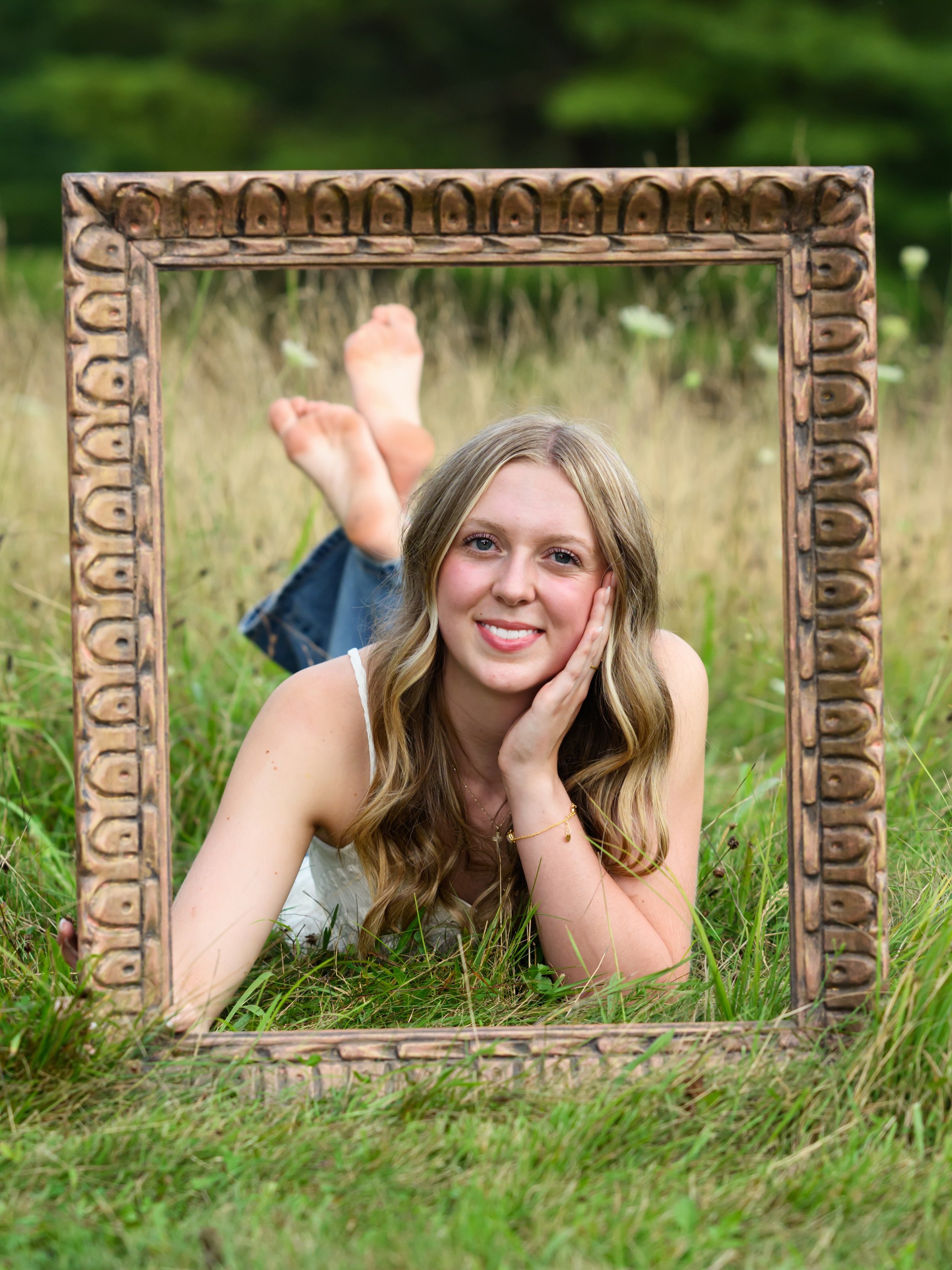 When your senior shows up with ideas this good, you just say, &ldquo;Yep, let&rsquo;s do it.&rdquo;
Jewelana&rsquo;s session was SO much fun and a perfect reflection of who she is. A giant frame, a cake to decorate and the cutest senior jeans she mad