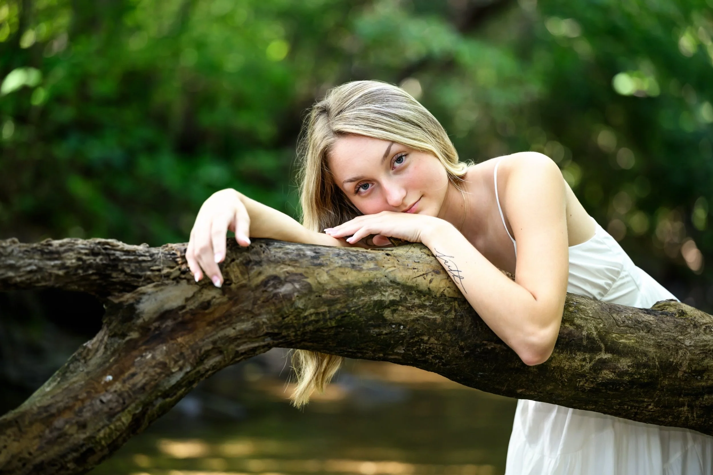 I mean&hellip;come on. ✨
I had the most magical summer evening with Willow. Her photo session was just filled with all the good stuff: a flowy white dress in the creek, fields bursting with color, her sweet little best friend Snuggles, and the pretti
