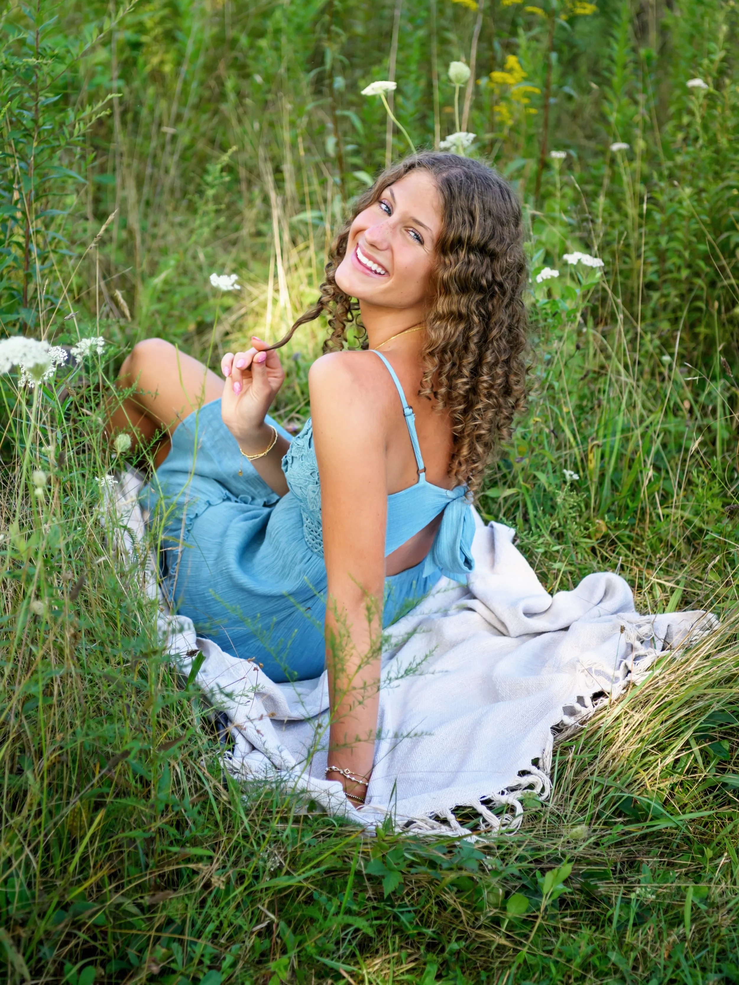 Who needs coffee when Azelyn shows up at sunrise? This girl was literal sunshine and being out shooting so early was sooo worth it! She had a plan for every location she chose, and I loved watching her vision come to life.
Nature, country roads, fres
