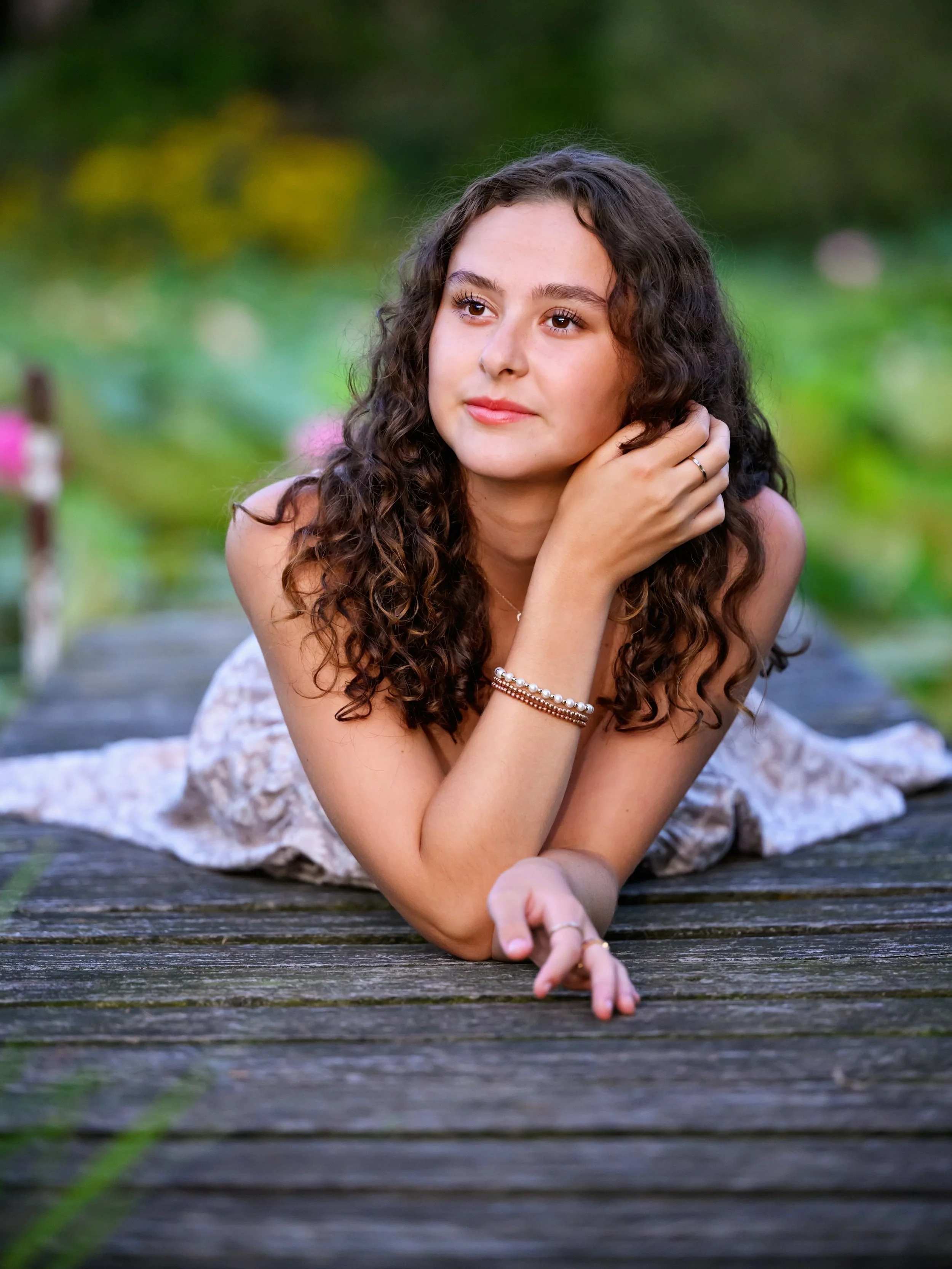 Golden hour on her family&rsquo;s land, and Morgan looking like she stepped straight out of a storybook. ✨

That was Morgan&rsquo;s senior session, shot on her great aunt and uncle&rsquo;s property &hellip; golden light, flowers and a little bit of m
