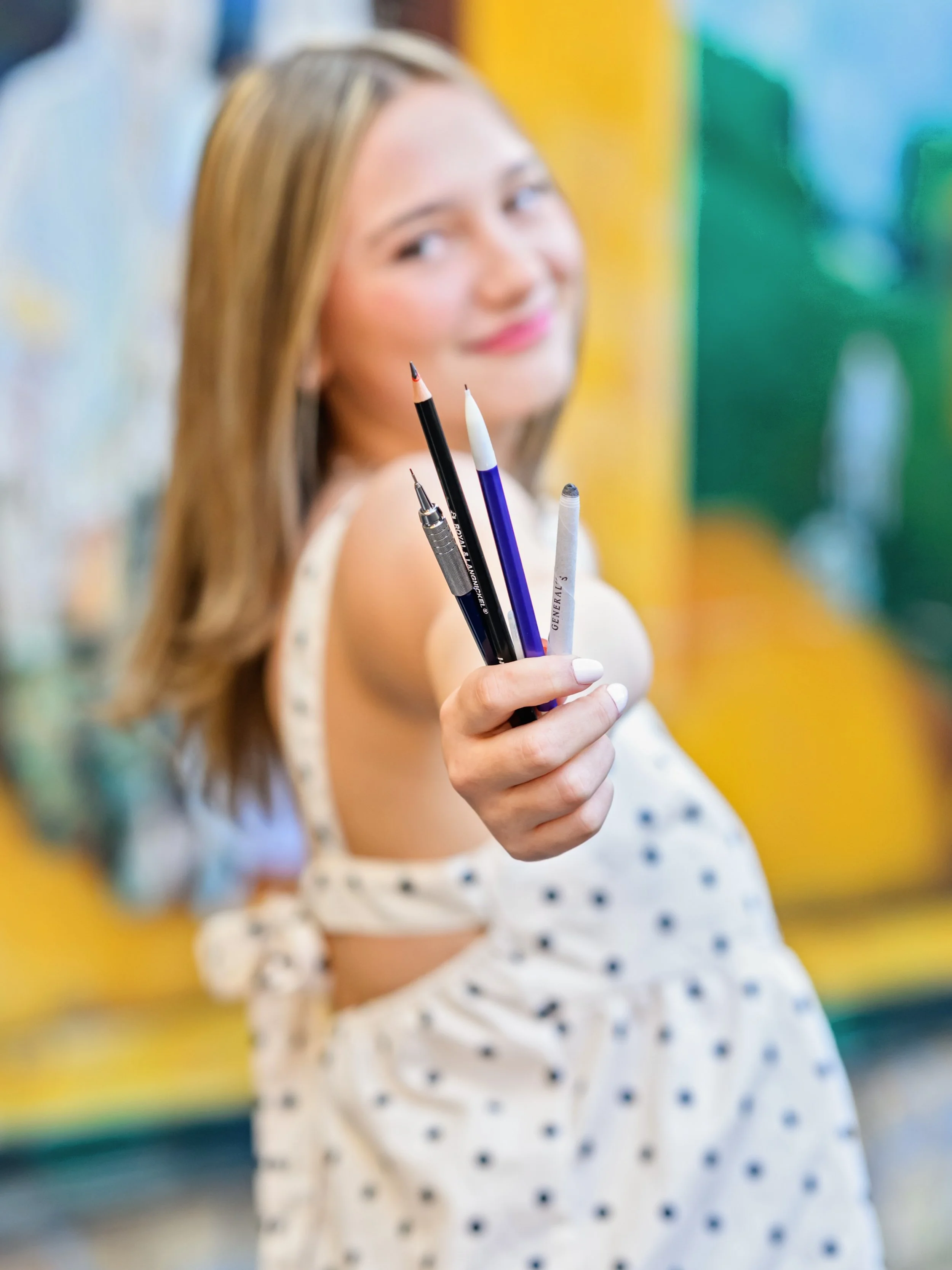 A sketchbook, a stack of cheer medals, and a whole LOT of personality. Karleigh brought so much of herself to her senior session! She showed off her artistic side with her sketchbook and drawing tools (seriously, have you SEEN her drawings?! 😍), the