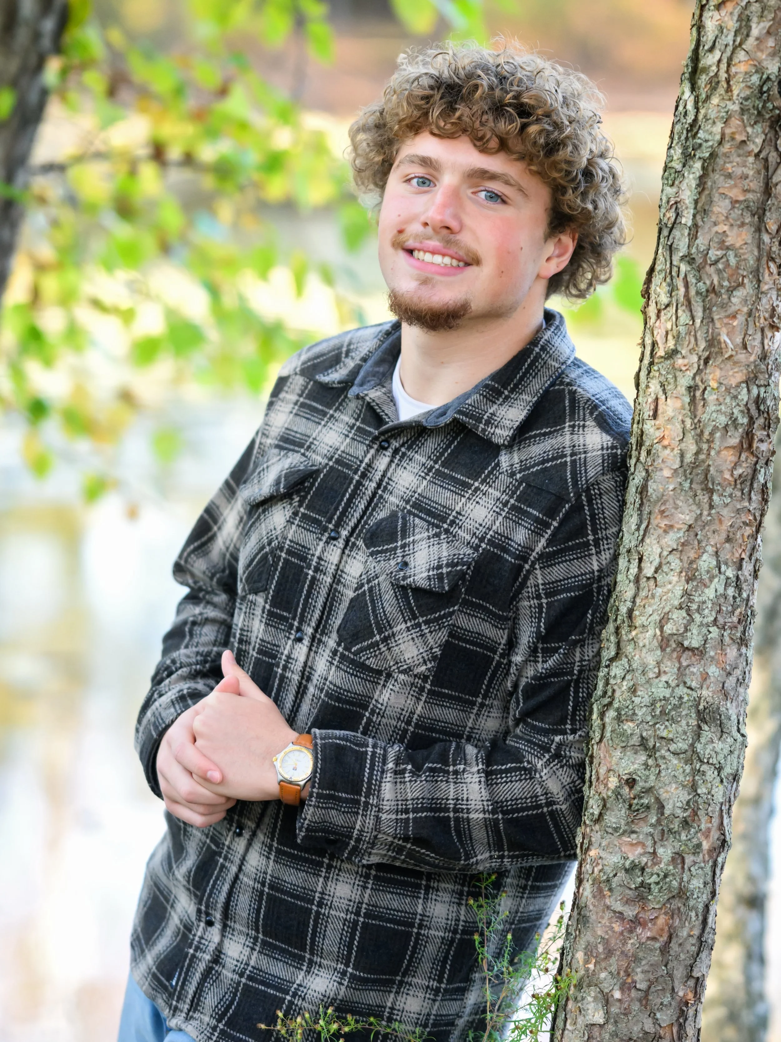 🍂 Fall colors, ridiculously good light, and Evan absolutely crushing his senior session. We had all the ingredients for a great evening, and these photos did NOT disappoint! The string of beautiful fall weather continues, and we definitely made the 