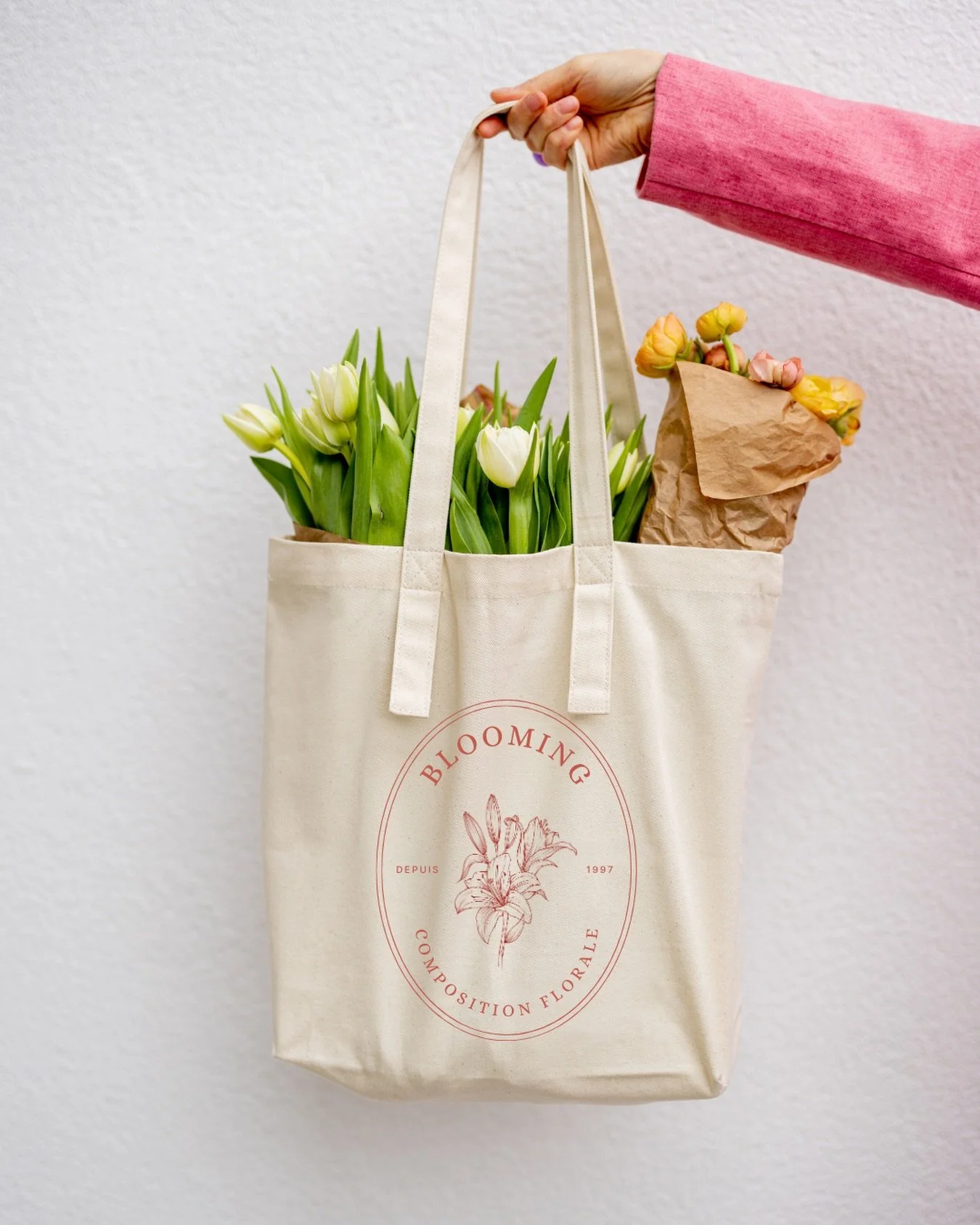 Votre marque ne s&rsquo;arr&ecirc;te pas aux &eacute;crans. Elle vit dans le quotidien de vos clients. 🌿
Focus sur le d&eacute;clinaison print du logo Blooming sur tote bag en coton naturel.

🛍️ Vous souhaitez d&eacute;cliner votre univers sur des 