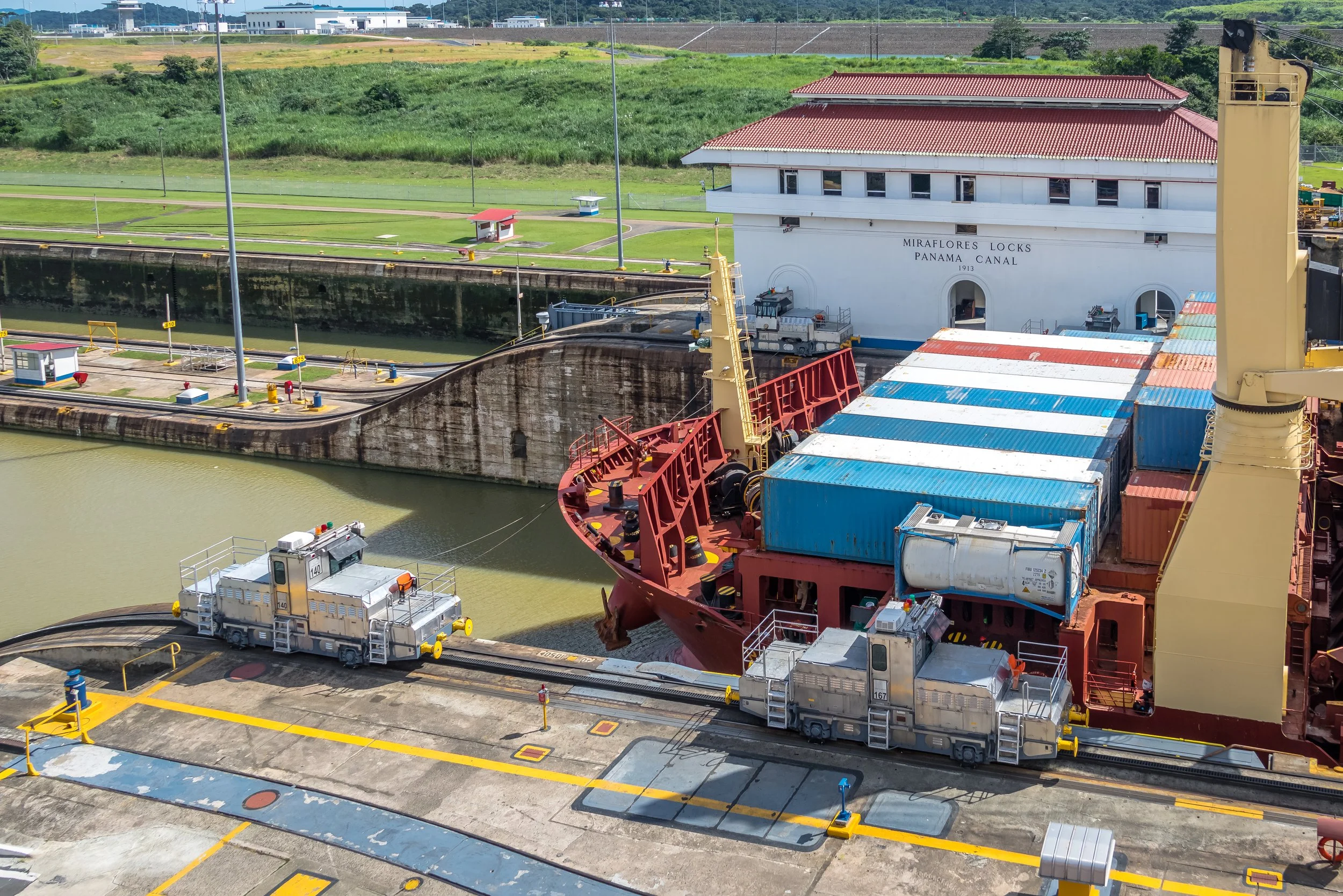 Panama Canal lock gates engineering detail — bilingual guide tour