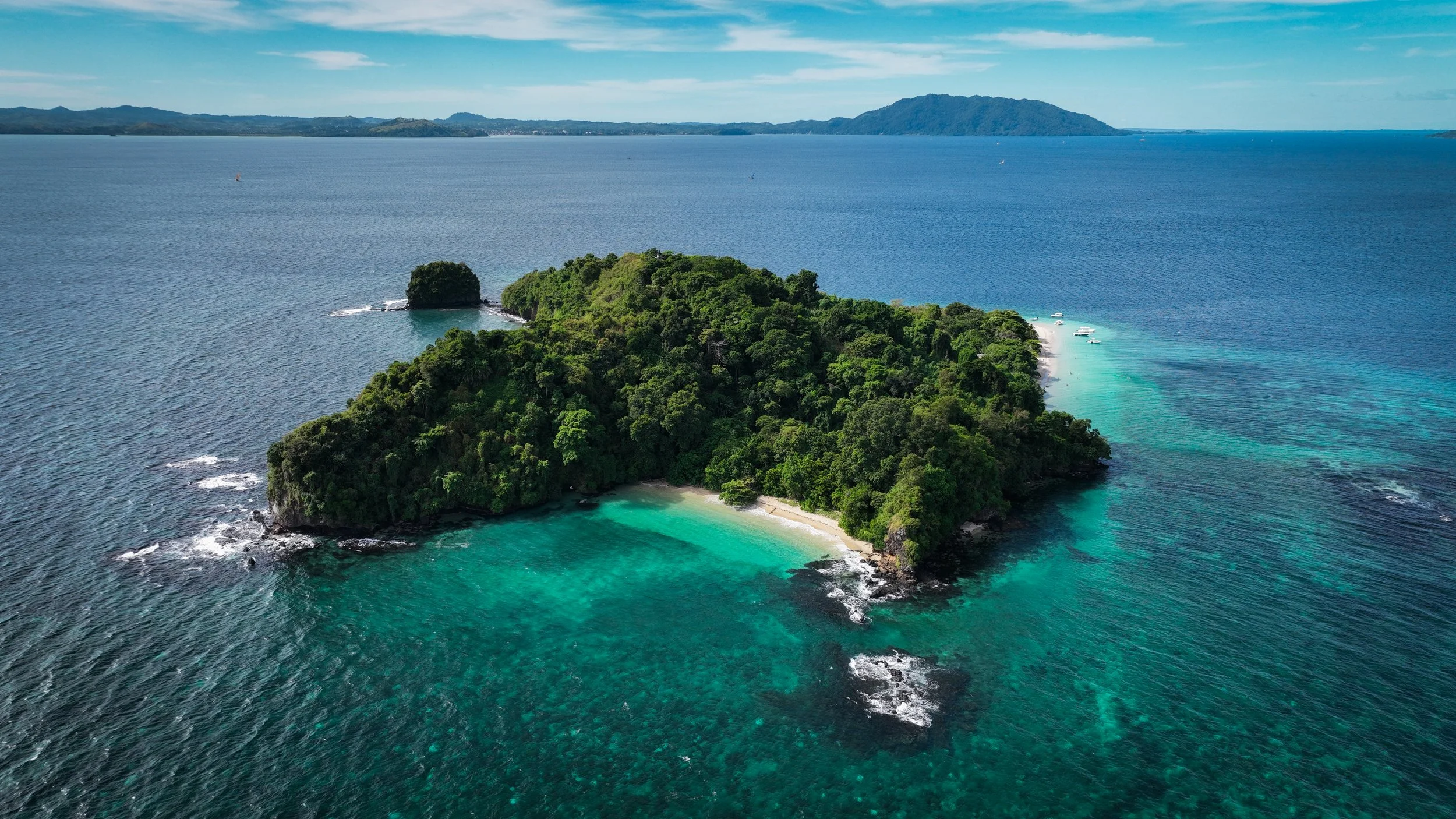 Islas Secas Panama Pacific — remote snorkeling private boat VIARE